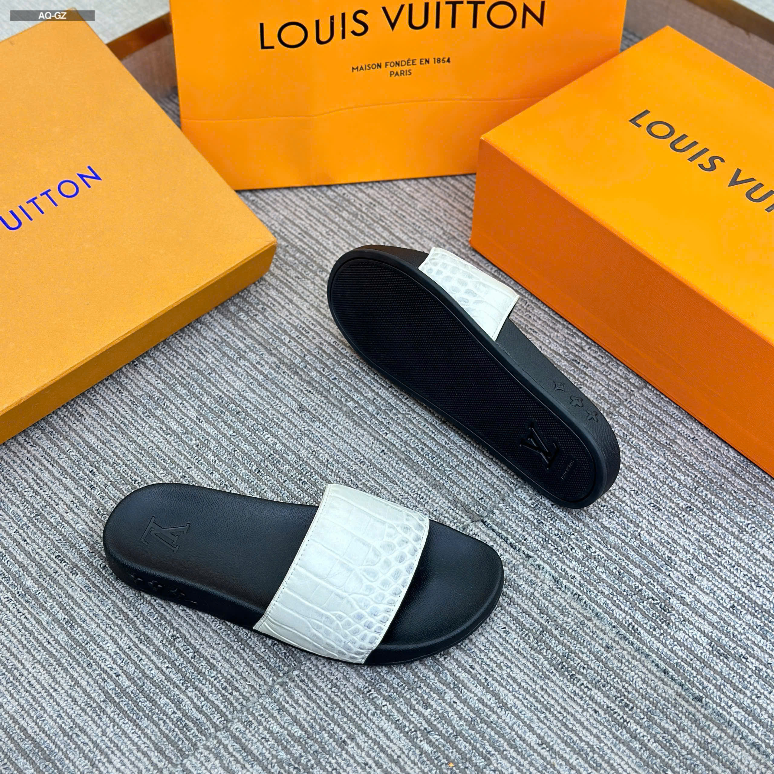 Dép lê quai ngang Louis Vuitton LV Đen quai Trắng họa tiết da cá sấu Like Auth 38-43 LVQ