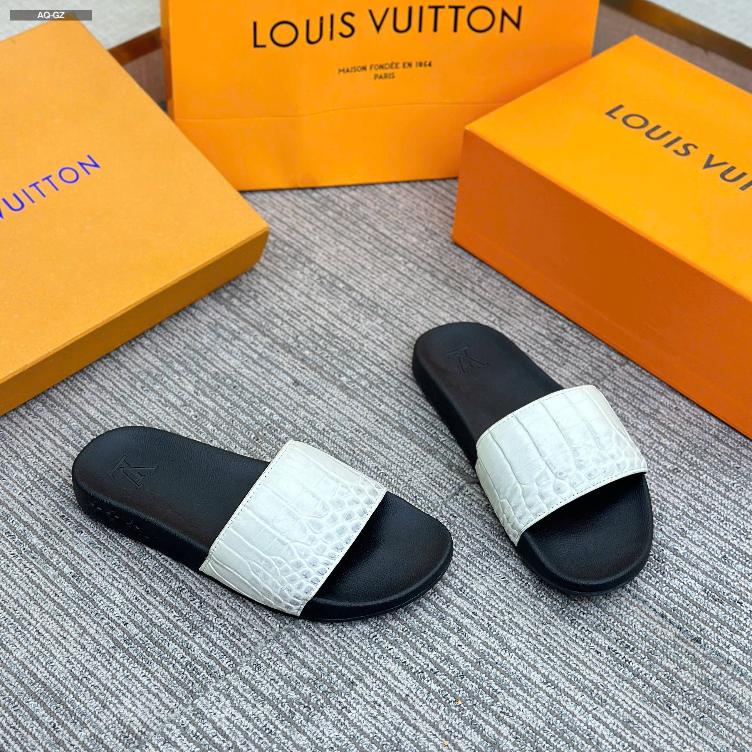Dép lê quai ngang Louis Vuitton LV Đen quai Trắng họa tiết da cá sấu Like Auth 38-43 LVQ