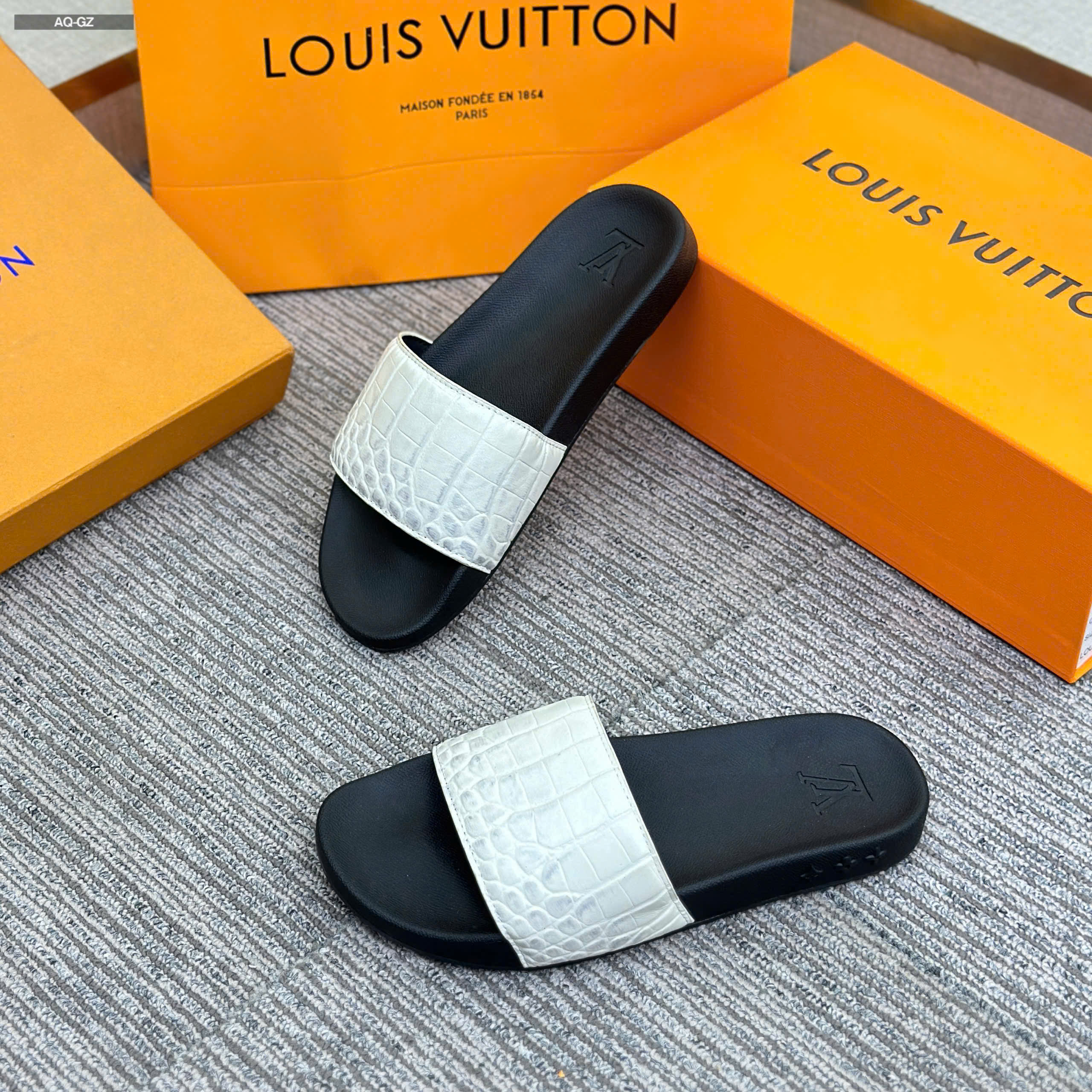 Dép lê quai ngang Louis Vuitton LV Đen quai Trắng họa tiết da cá sấu Like Auth 38-43 LVQ