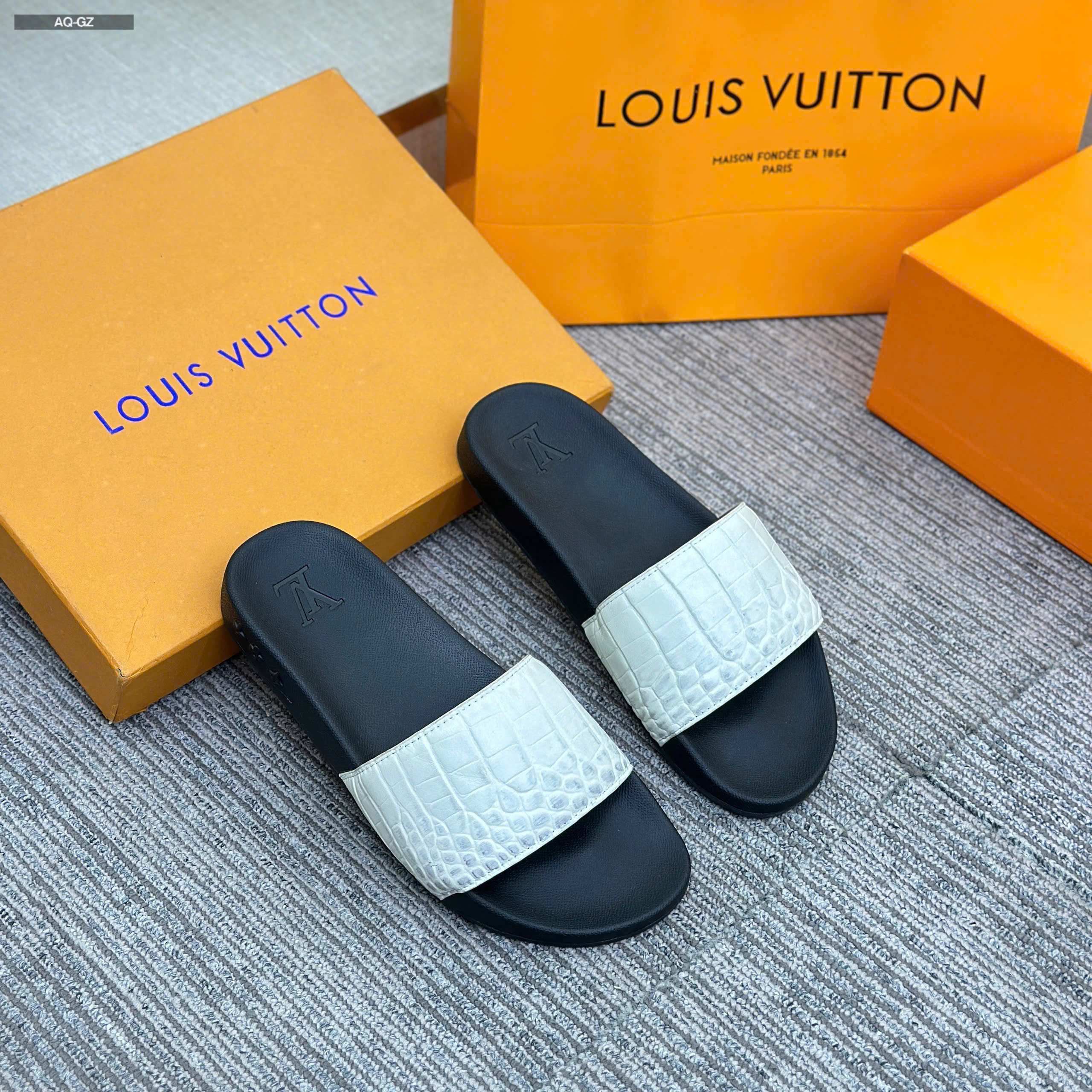 Dép lê quai ngang Louis Vuitton LV Đen quai Trắng họa tiết da cá sấu Like Auth 38-43 LVQ