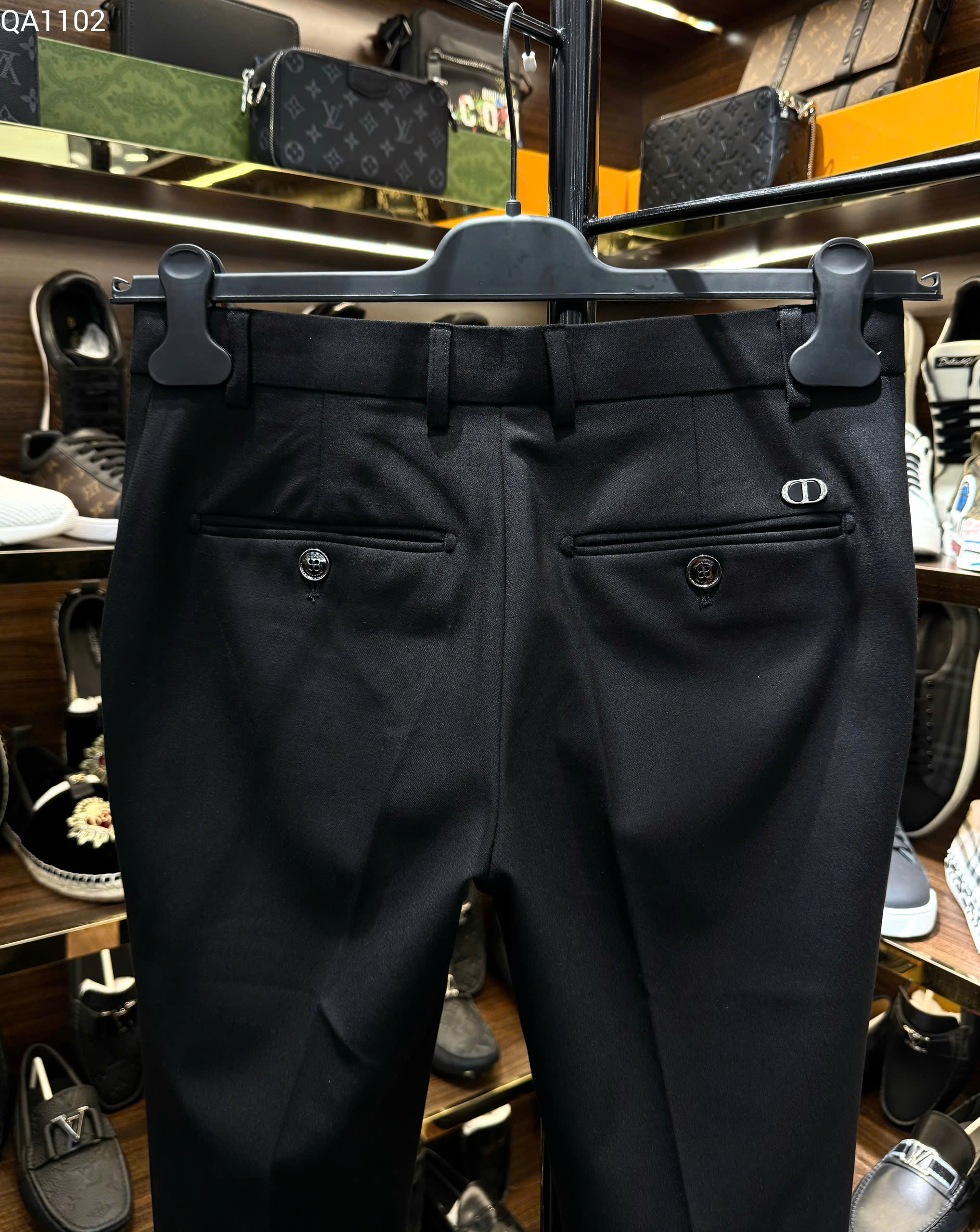 Quần tây âu Dior CD Đen logo tag cạp túi sau Like Auth 29-34 MK