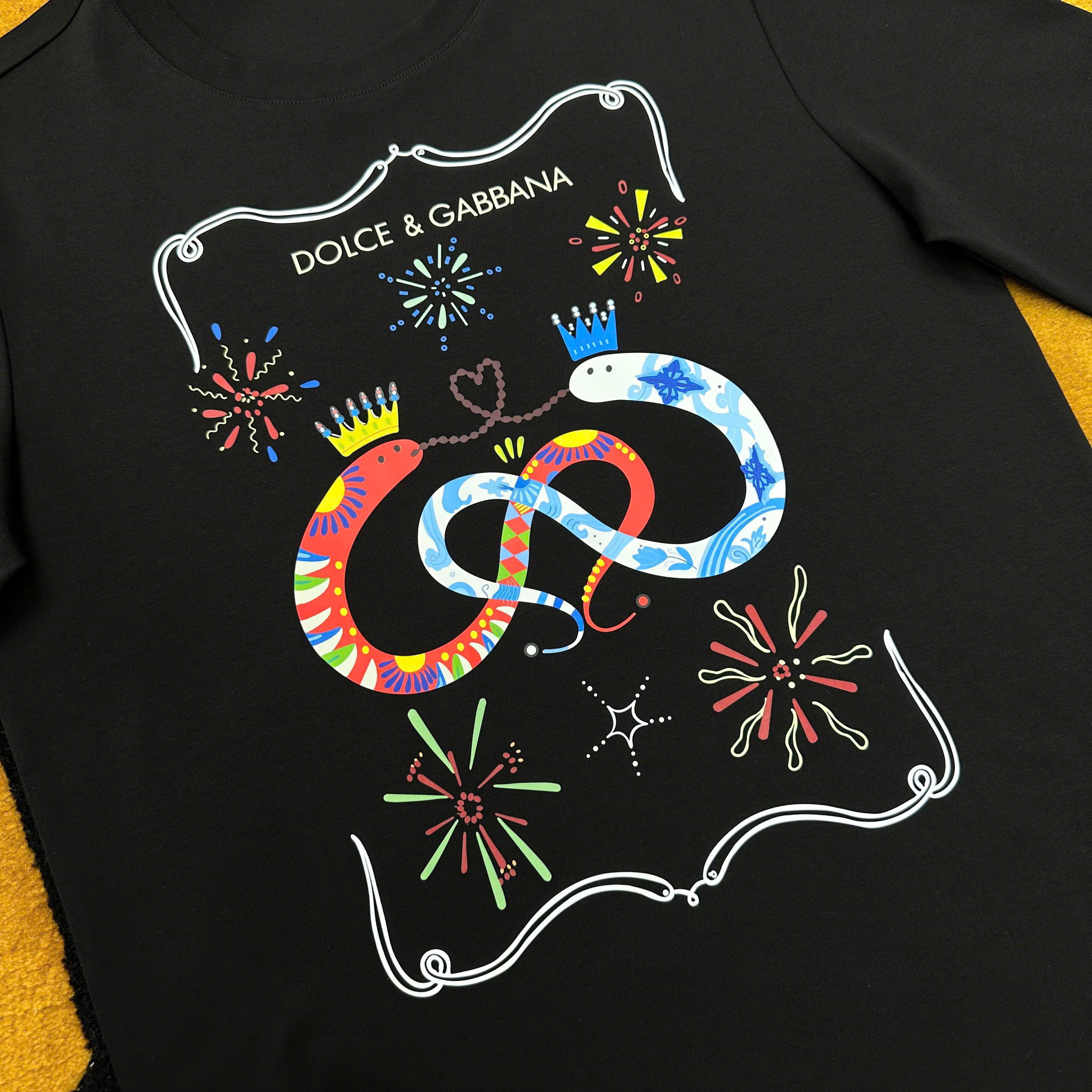 Áo sweater nỉ Dolce Gabbana DG họa tiết đôi rắn đội vương miện new 2026 Like Auth S-L MK