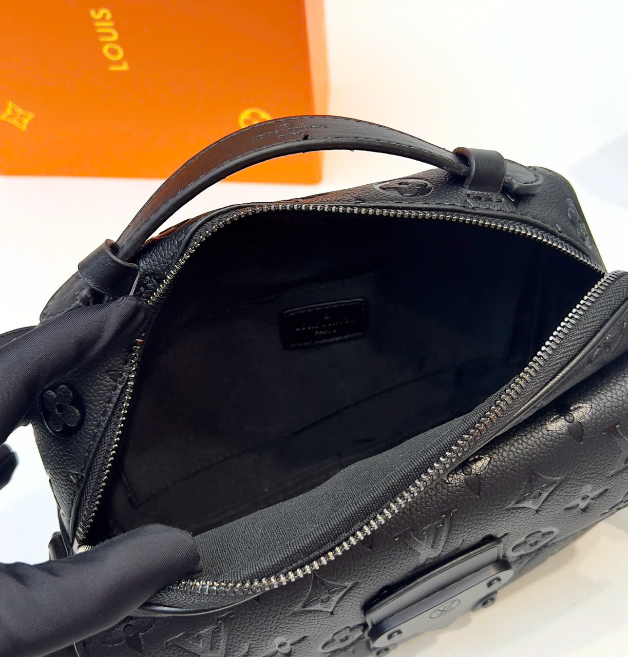 Túi đeo chéo Louis Vuitton LV S Lock Messenger Bag monogram Like Auth 28x18x8 PLD\Đen vân khắc