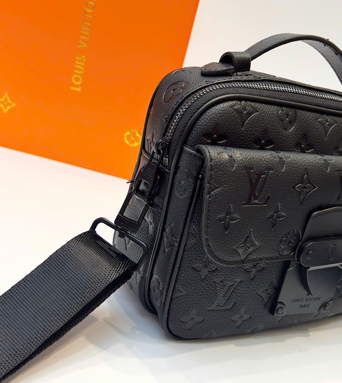 Túi đeo chéo Louis Vuitton LV S Lock Messenger Bag monogram Like Auth 28x18x8 PLD\Đen vân khắc