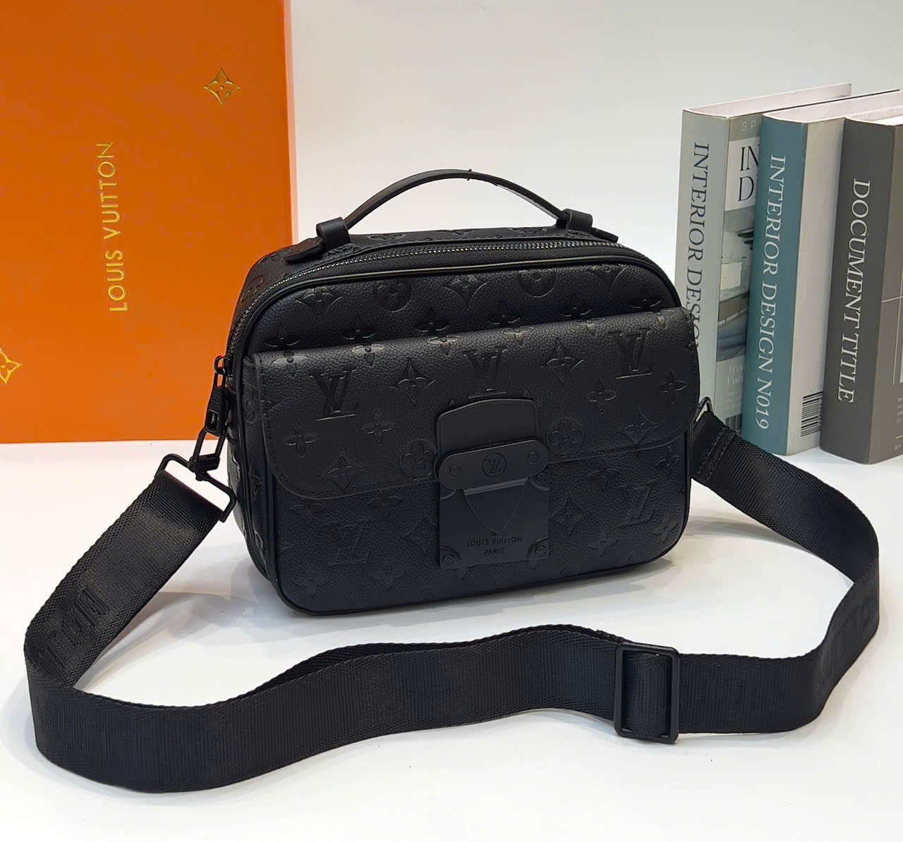 Túi đeo chéo Louis Vuitton LV S Lock Messenger Bag monogram Like Auth 28x18x8 PLD\Đen vân khắc