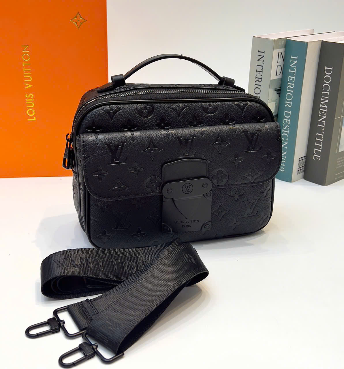 Túi đeo chéo Louis Vuitton LV S Lock Messenger Bag monogram Like Auth 28x18x8 PLD\Đen vân khắc