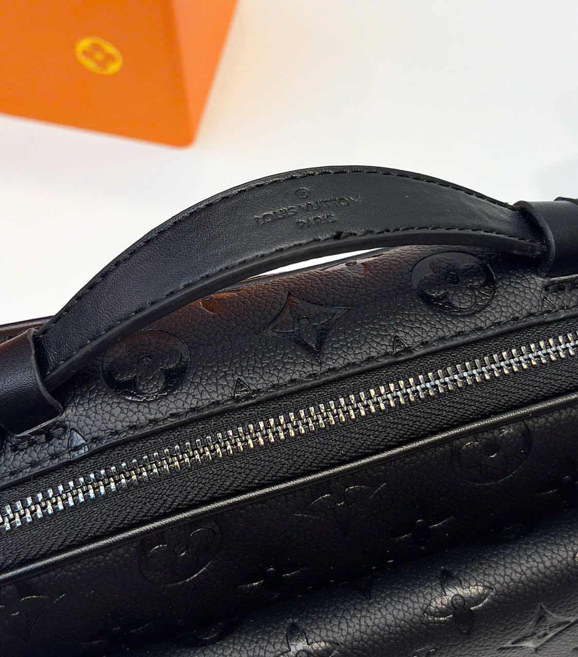 Túi đeo chéo Louis Vuitton LV S Lock Messenger Bag monogram Like Auth 28x18x8 PLD\Đen vân khắc