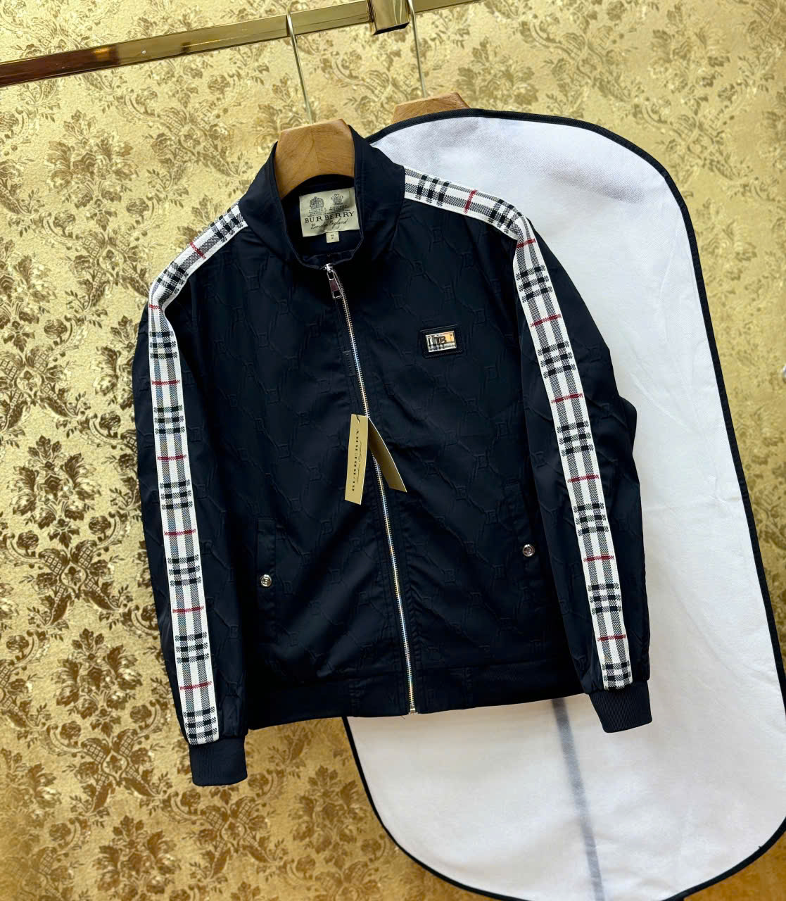 Áo khoác Burberry check kẻ viền tay logo tag ngực Like Auth M-XXL LK