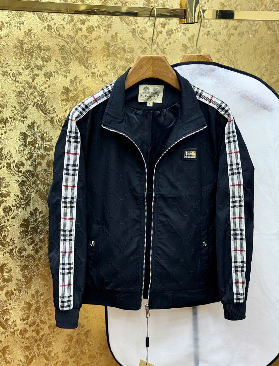 Áo khoác Burberry check kẻ viền tay logo tag ngực Like Auth M-XXL LK