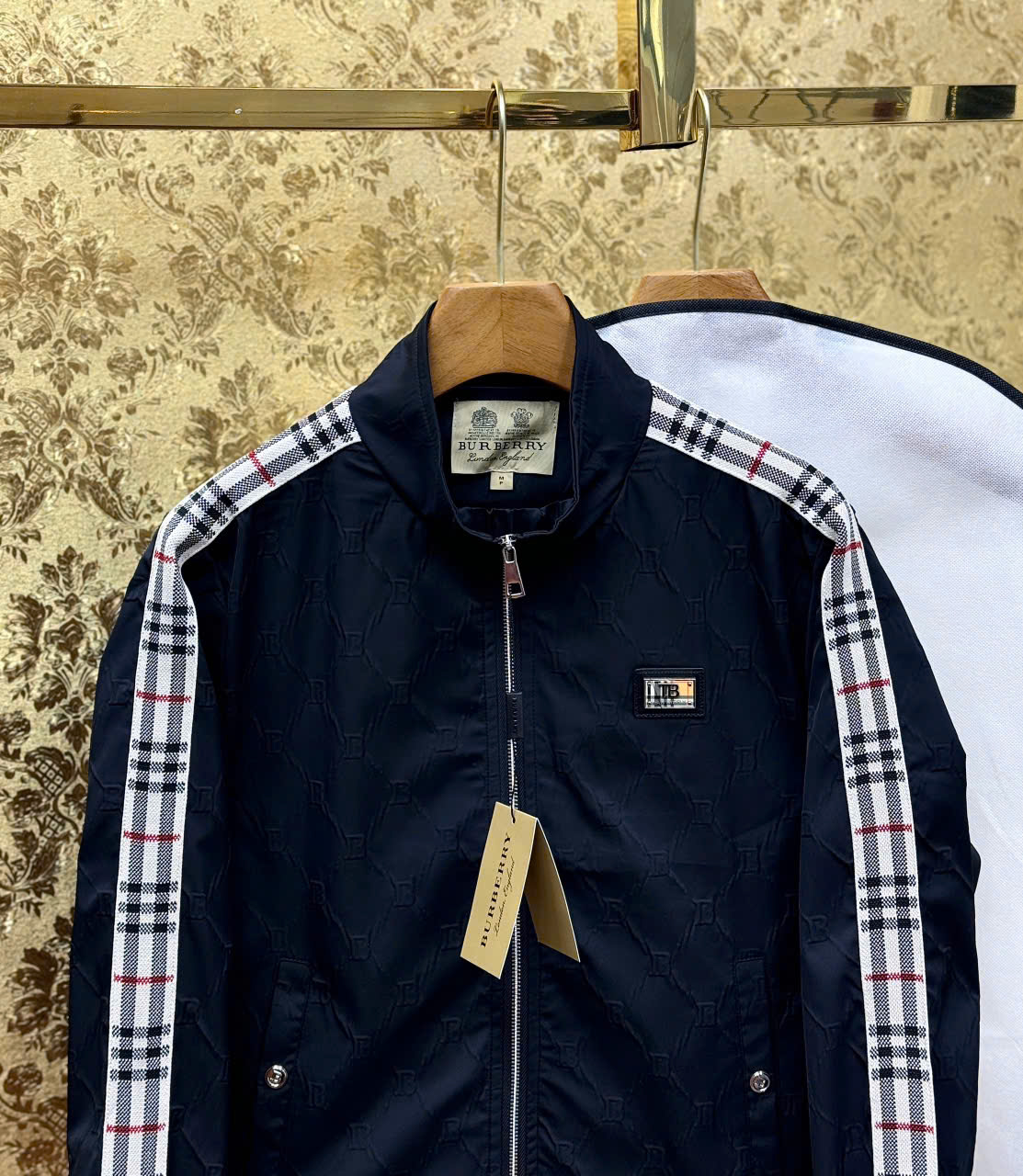 Áo khoác Burberry check kẻ viền tay logo tag ngực Like Auth M-XXL LK
