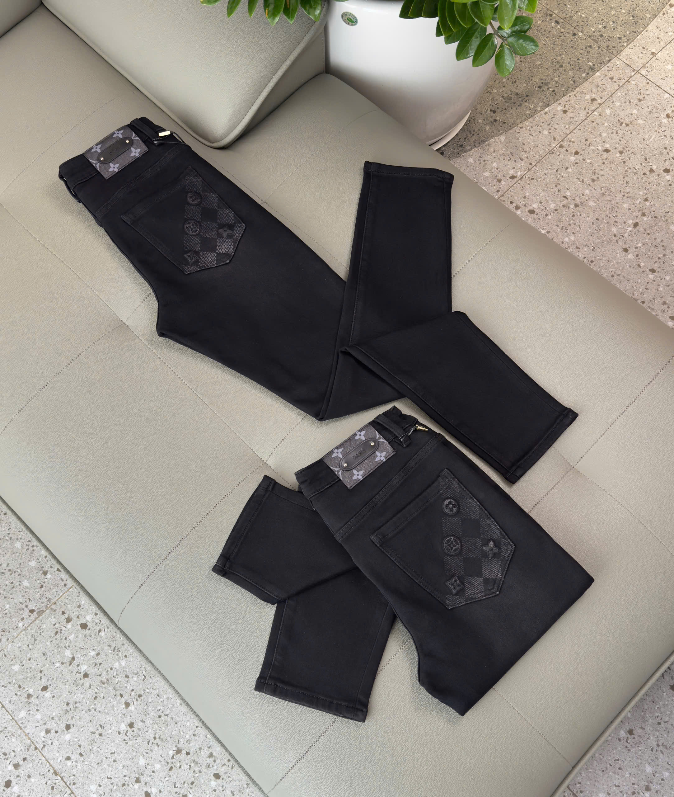 Quần jean bò Louis Vuitton LV Đen trơn monogram túi sau tag da Like Auth 28-36 DDT