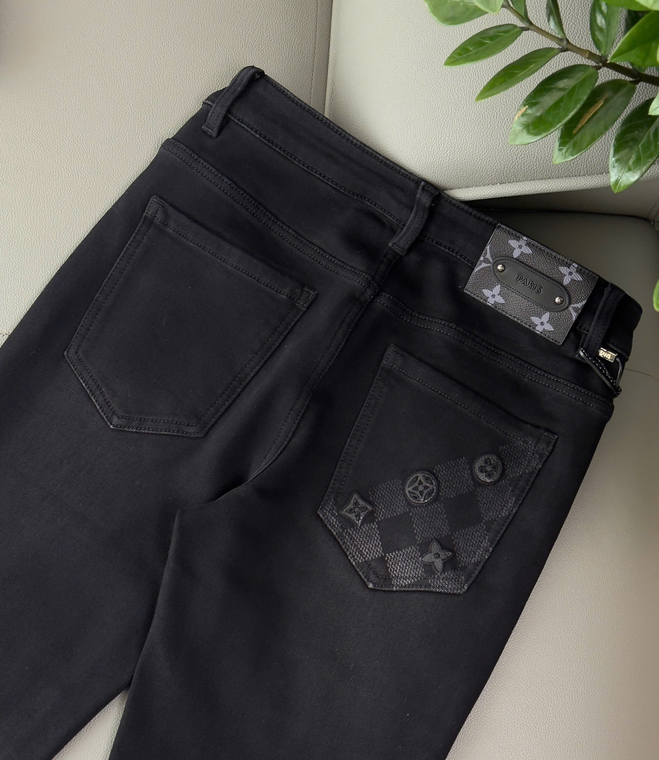 Quần jean bò Louis Vuitton LV Đen trơn monogram túi sau tag da Like Auth 28-36 DDT