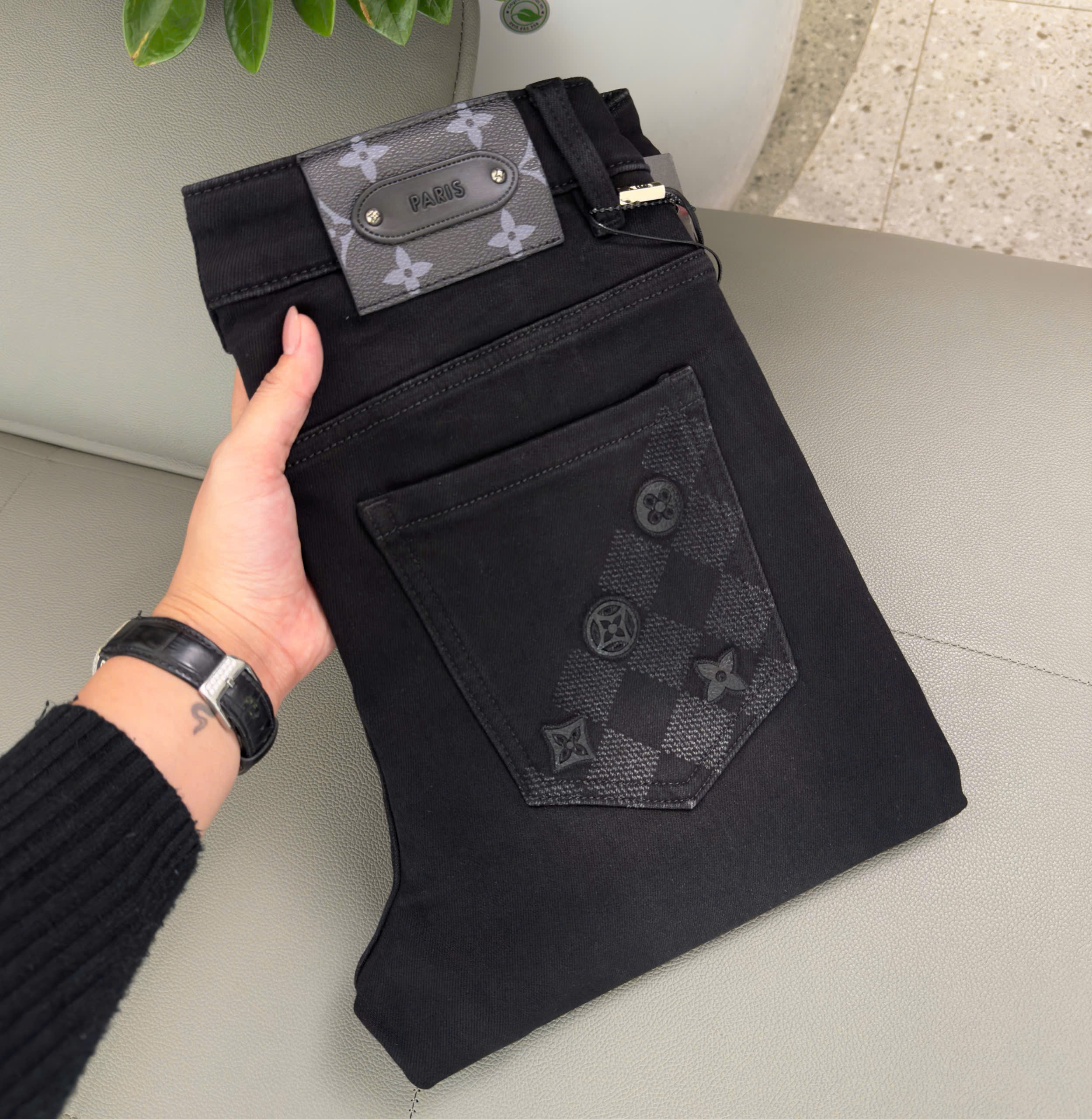 Quần jean bò Louis Vuitton LV Đen trơn monogram túi sau tag da Like Auth 28-36 DDT