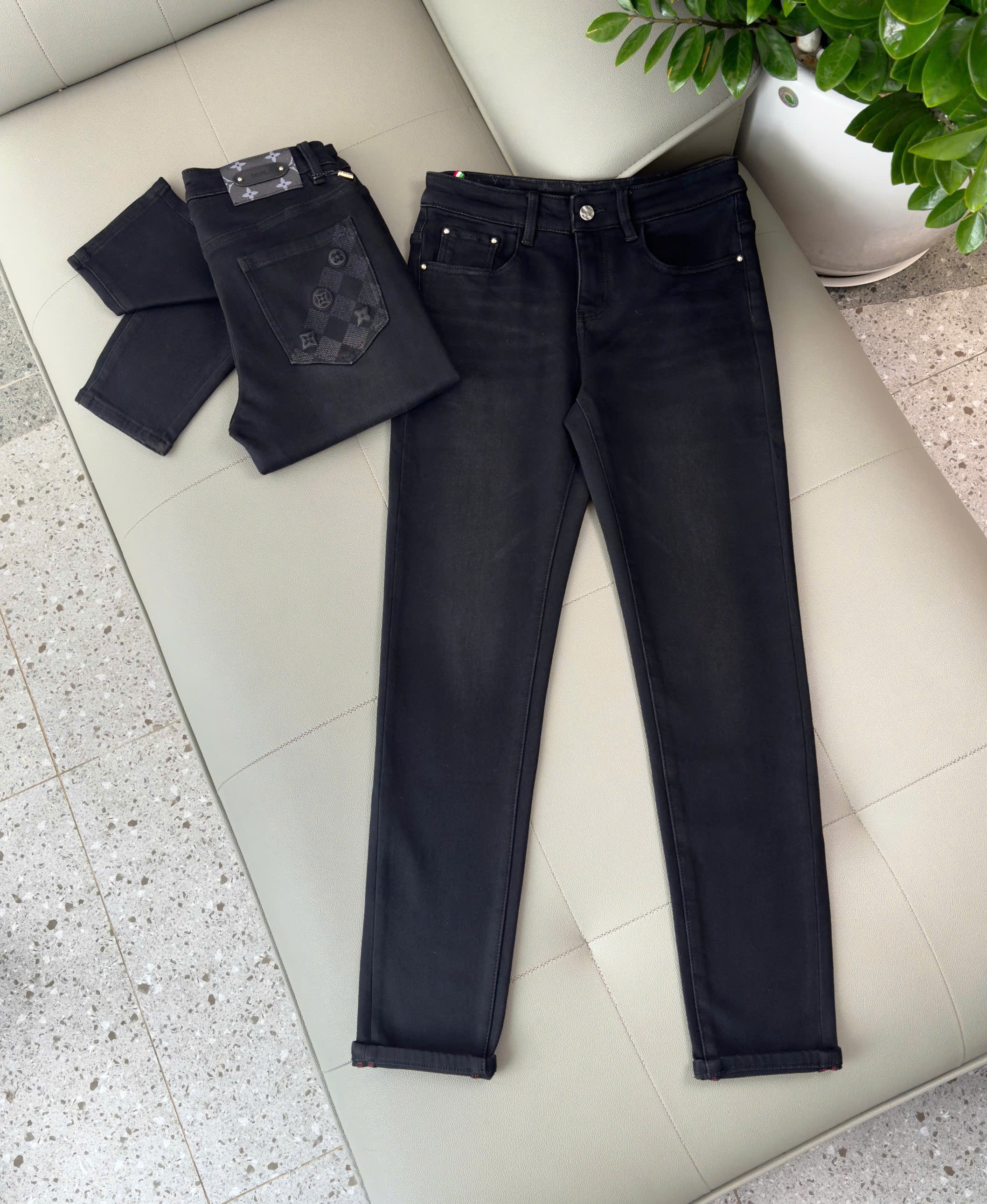 Quần jean bò Louis Vuitton LV Đen trơn monogram túi sau tag da Like Auth 28-36 DDT