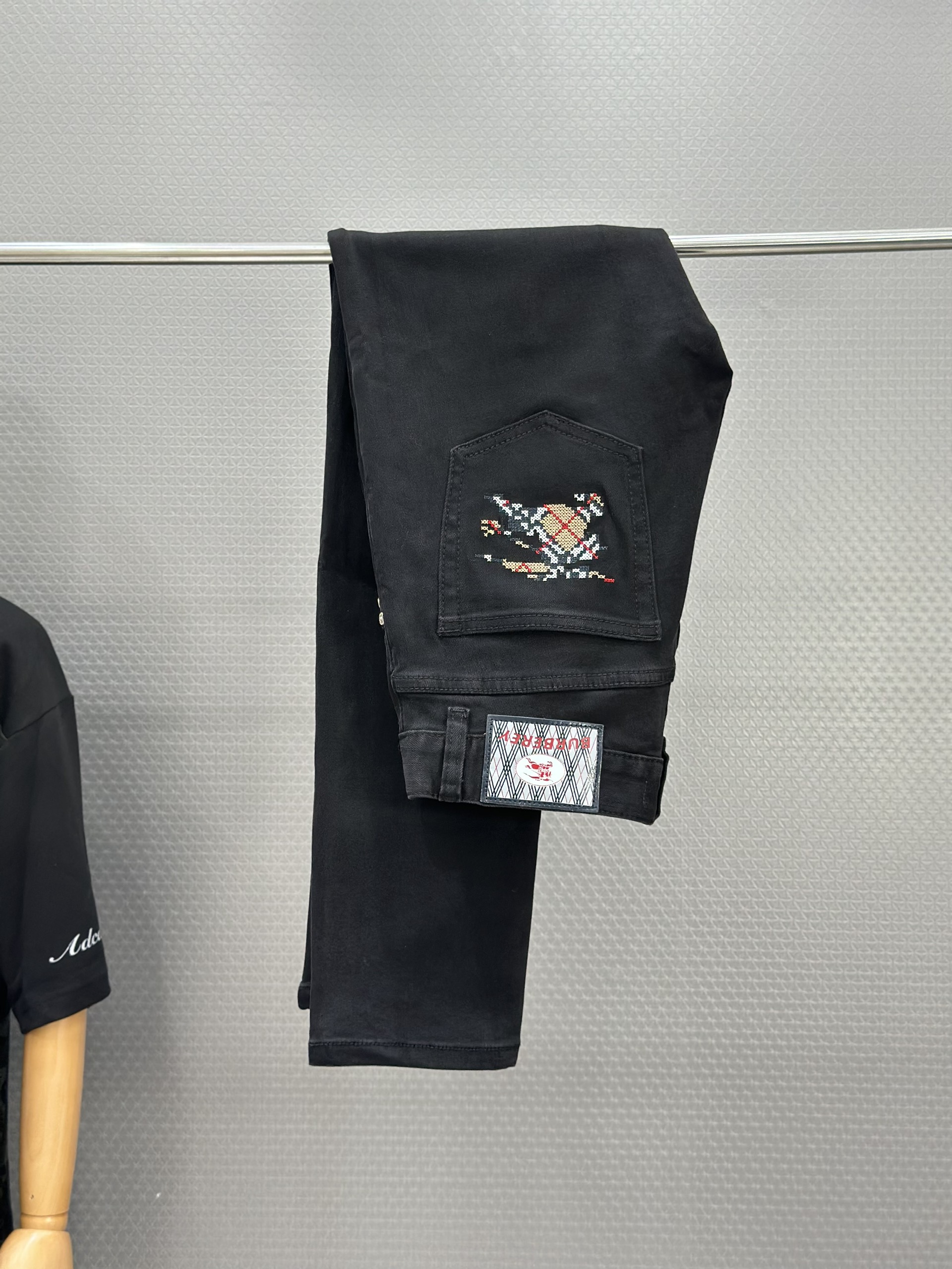 Quần Jean Burberry BBR Đen logo thêu ngựa bay túi sau Like Auth 28-34 VTN