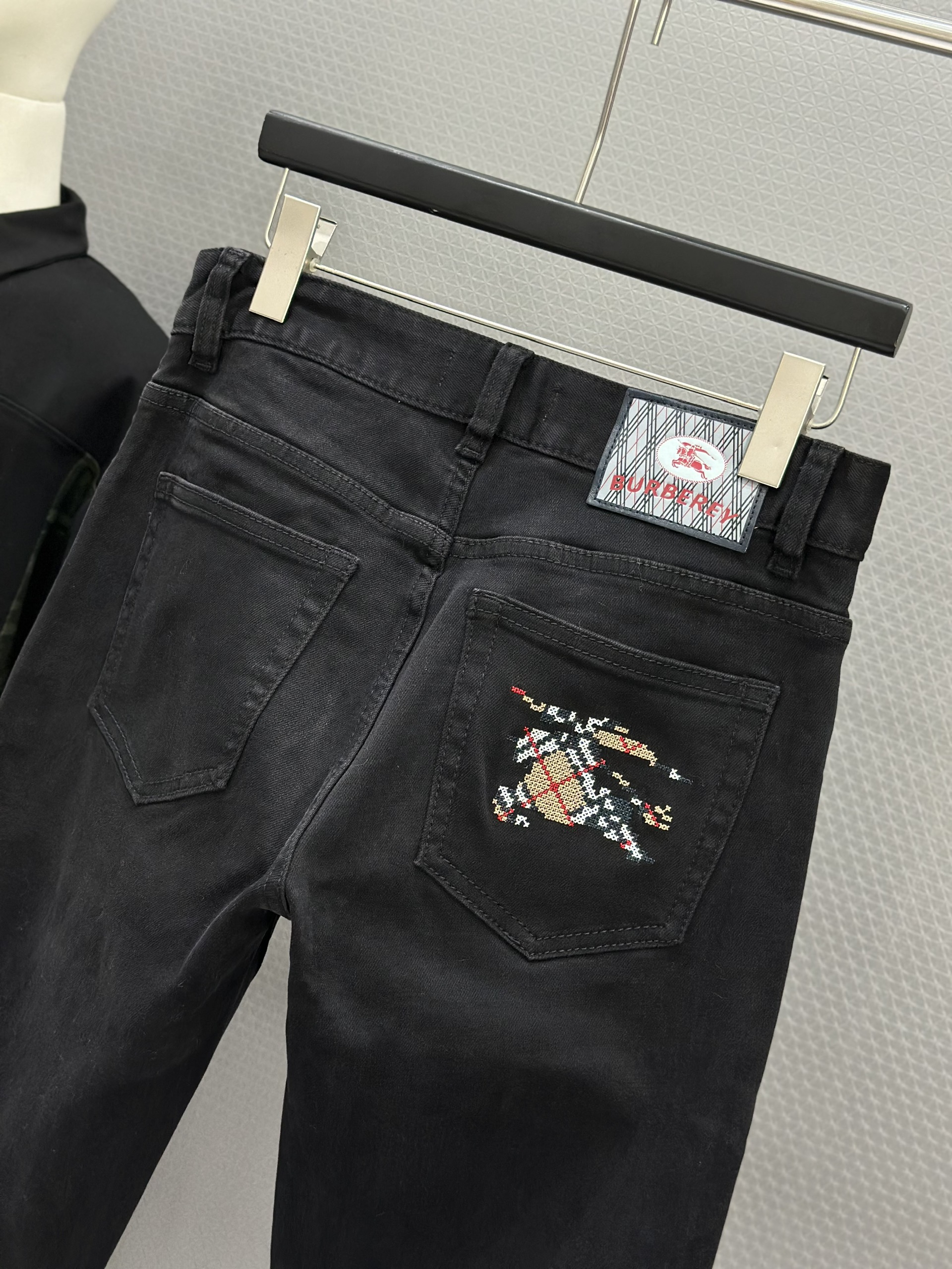 Quần Jean Burberry BBR Đen logo thêu ngựa bay túi sau Like Auth 28-34 VTN