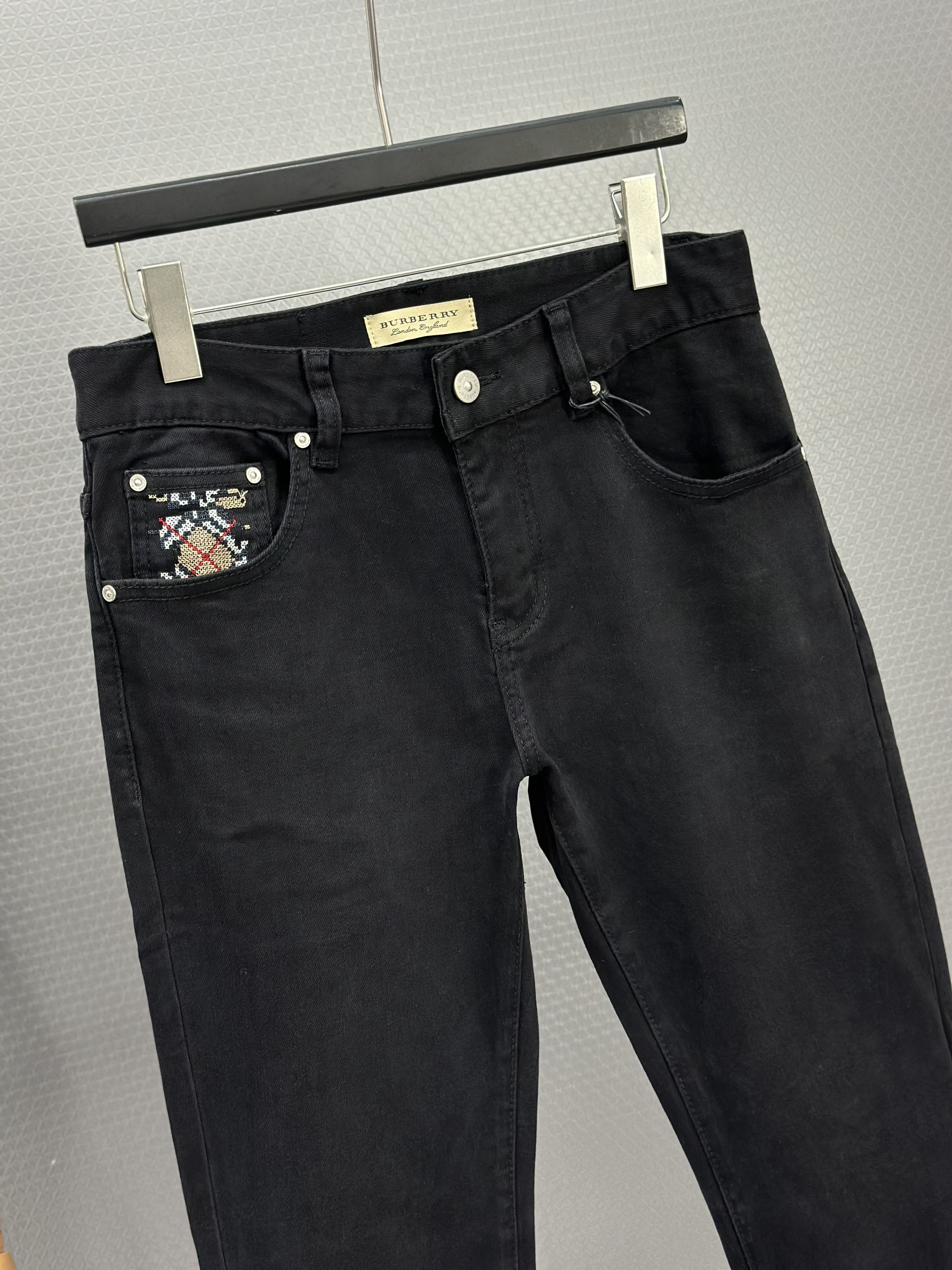 Quần Jean Burberry BBR Đen logo thêu ngựa bay túi sau Like Auth 28-34 VTN