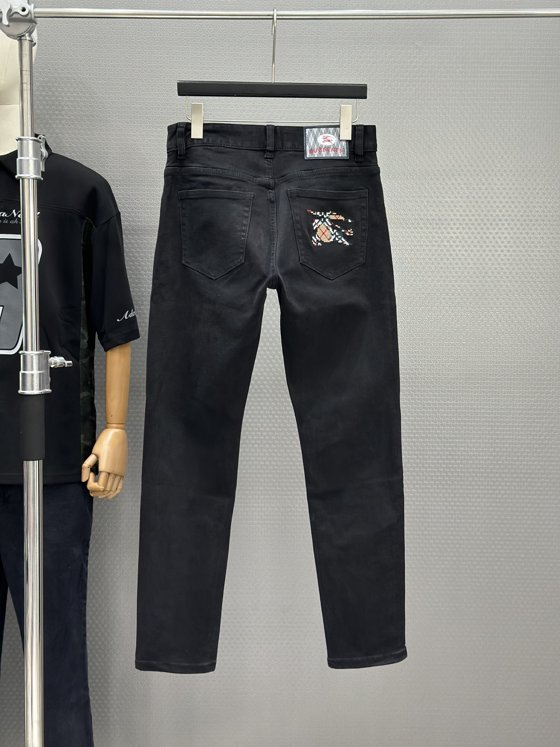 Quần Jean Burberry BBR Đen logo thêu ngựa bay túi sau Like Auth 28-34 VTN