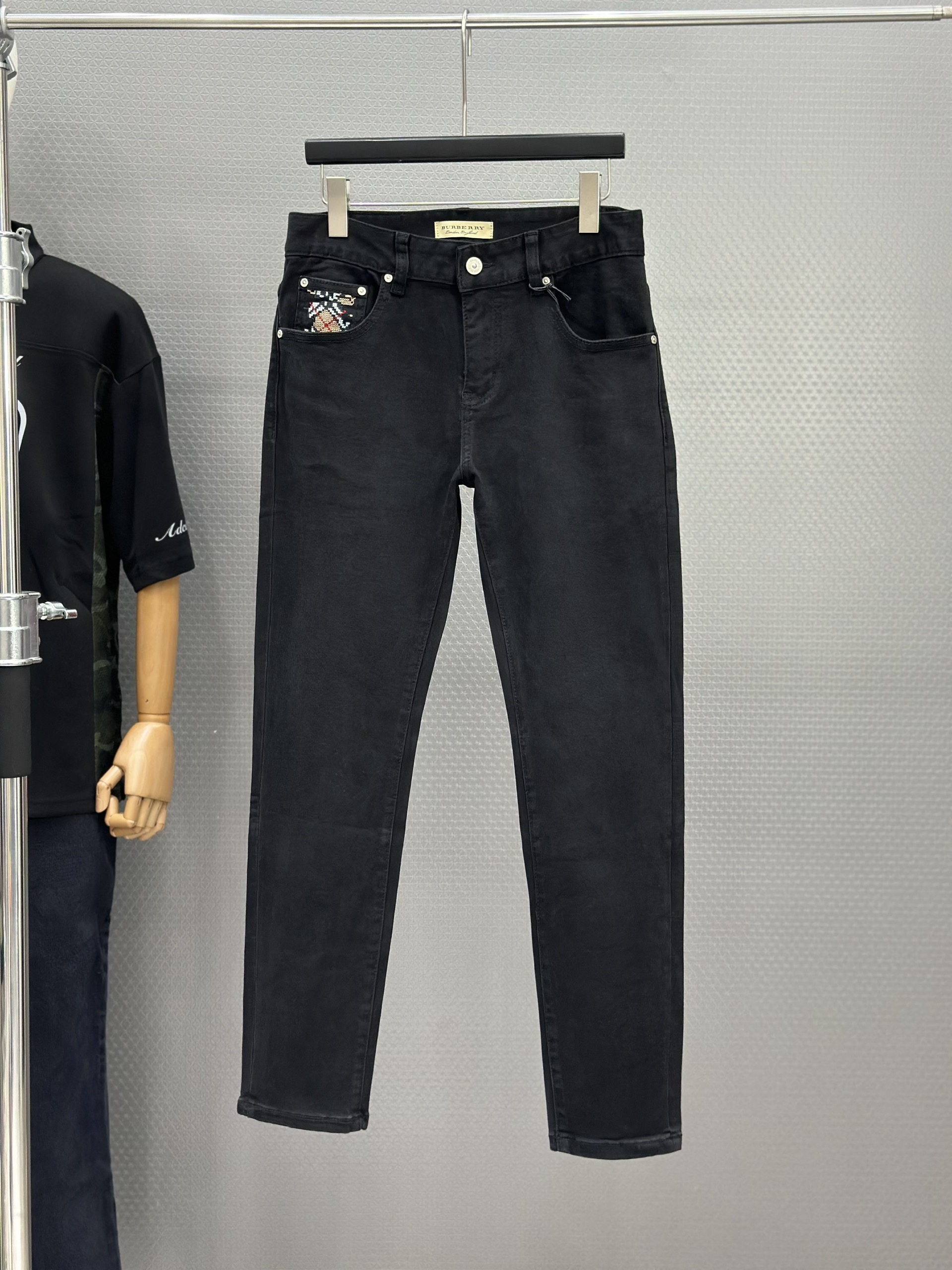 Quần Jean Burberry BBR Đen logo thêu ngựa bay túi sau Like Auth 28-34 VTN