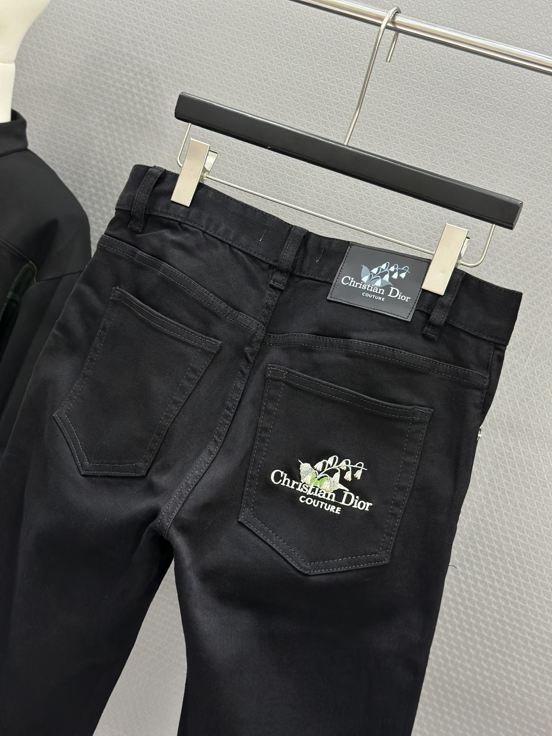 Quần Jean Dior CD 75135 Đen logo thêu cành hoa túi sau Like Auth 28-34 MK VTN