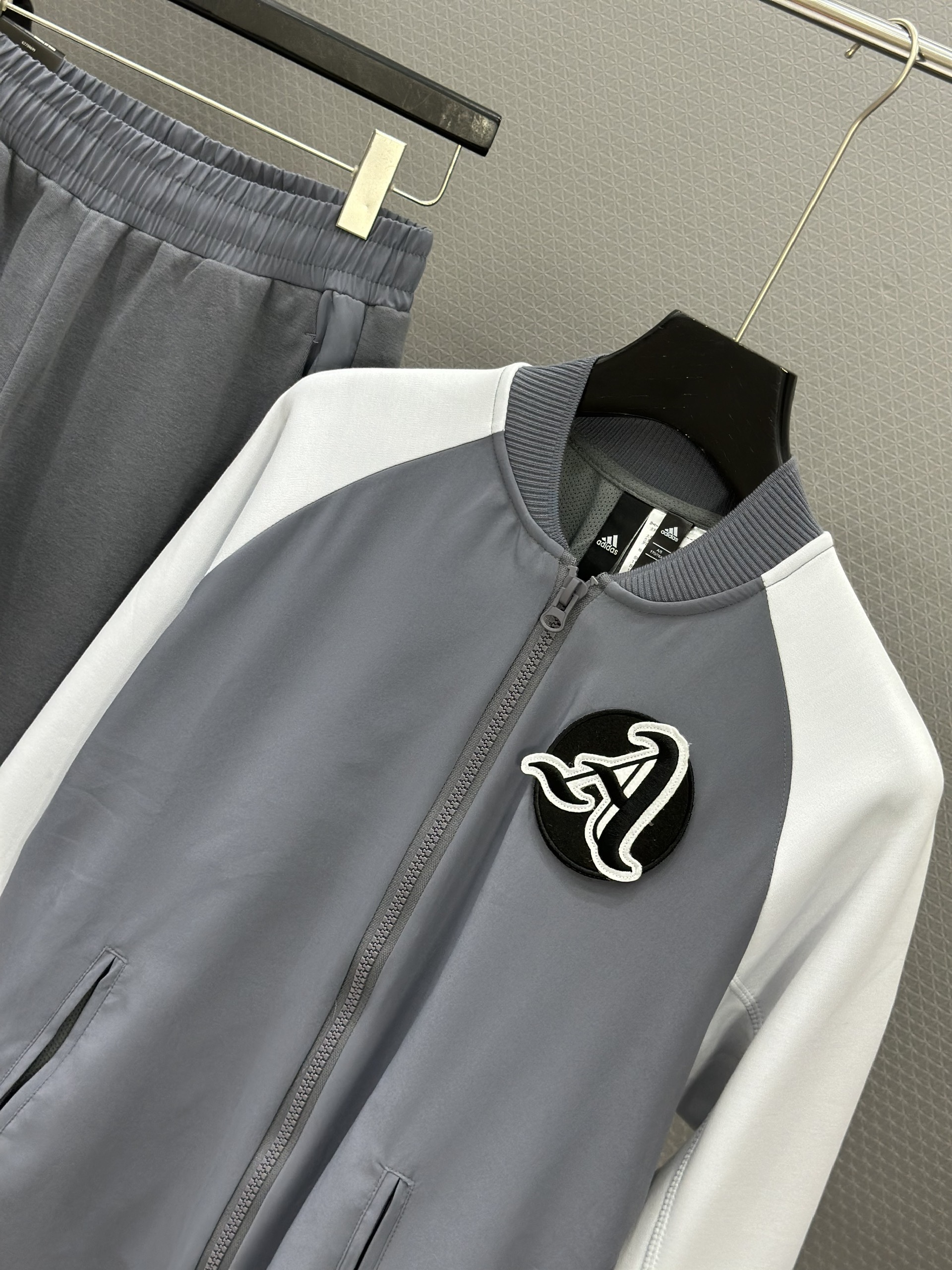 Set bộ nỉ thể thao Adidas 1445 Xám phối tay trắng logo thêu ngực Like Auth S-XL VTN