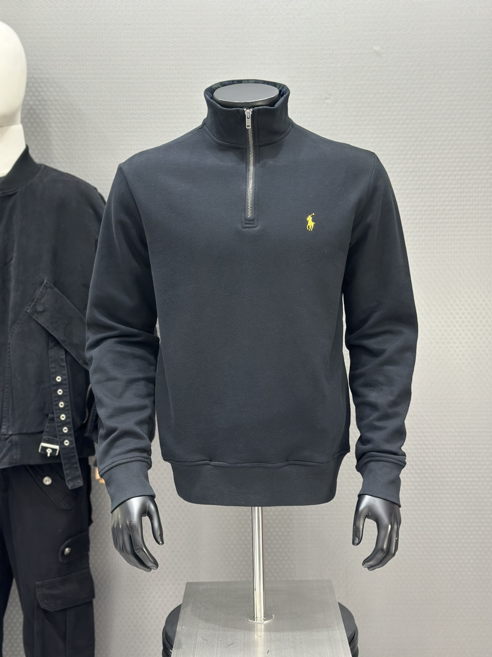 Áo polo nỉ dài tay cổ khóa Đen logo thêu ngực Like AUth S-L VTN