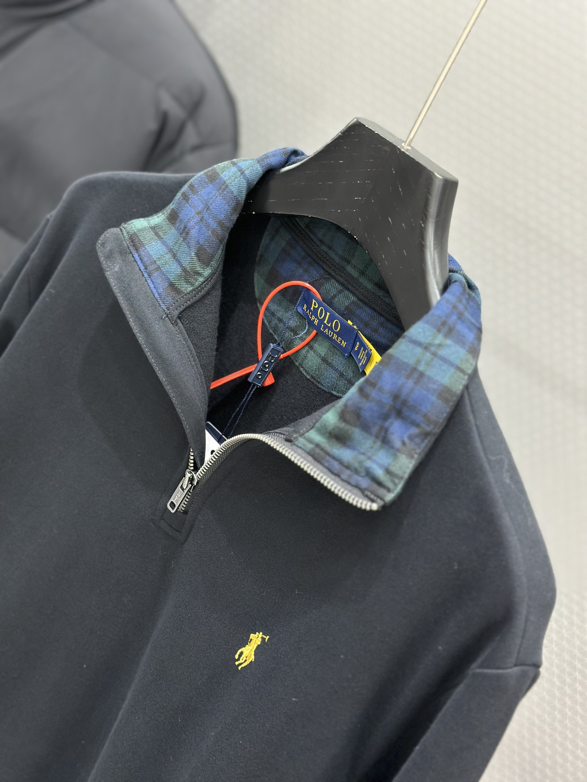 Áo polo nỉ dài tay cổ khóa Đen logo thêu ngực Like AUth S-L VTN