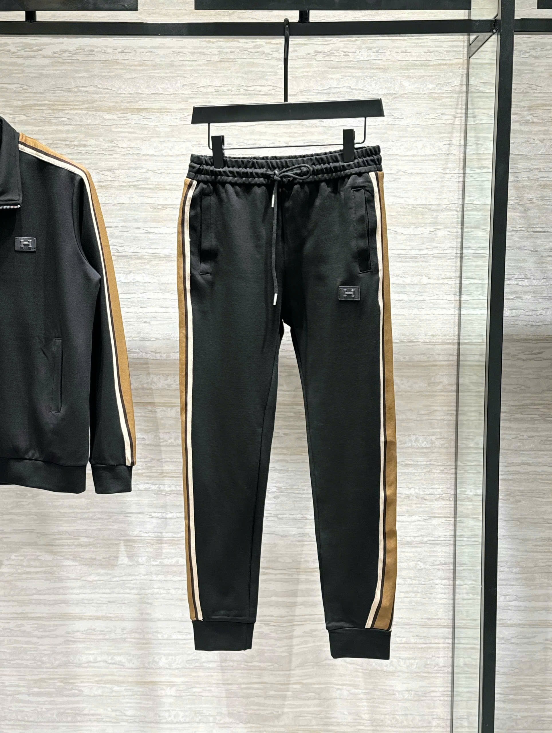 Set bộ nỉ Hermes HM Đen kẻ viền logo tag vuông ngực Like Auth M-XXL DDT