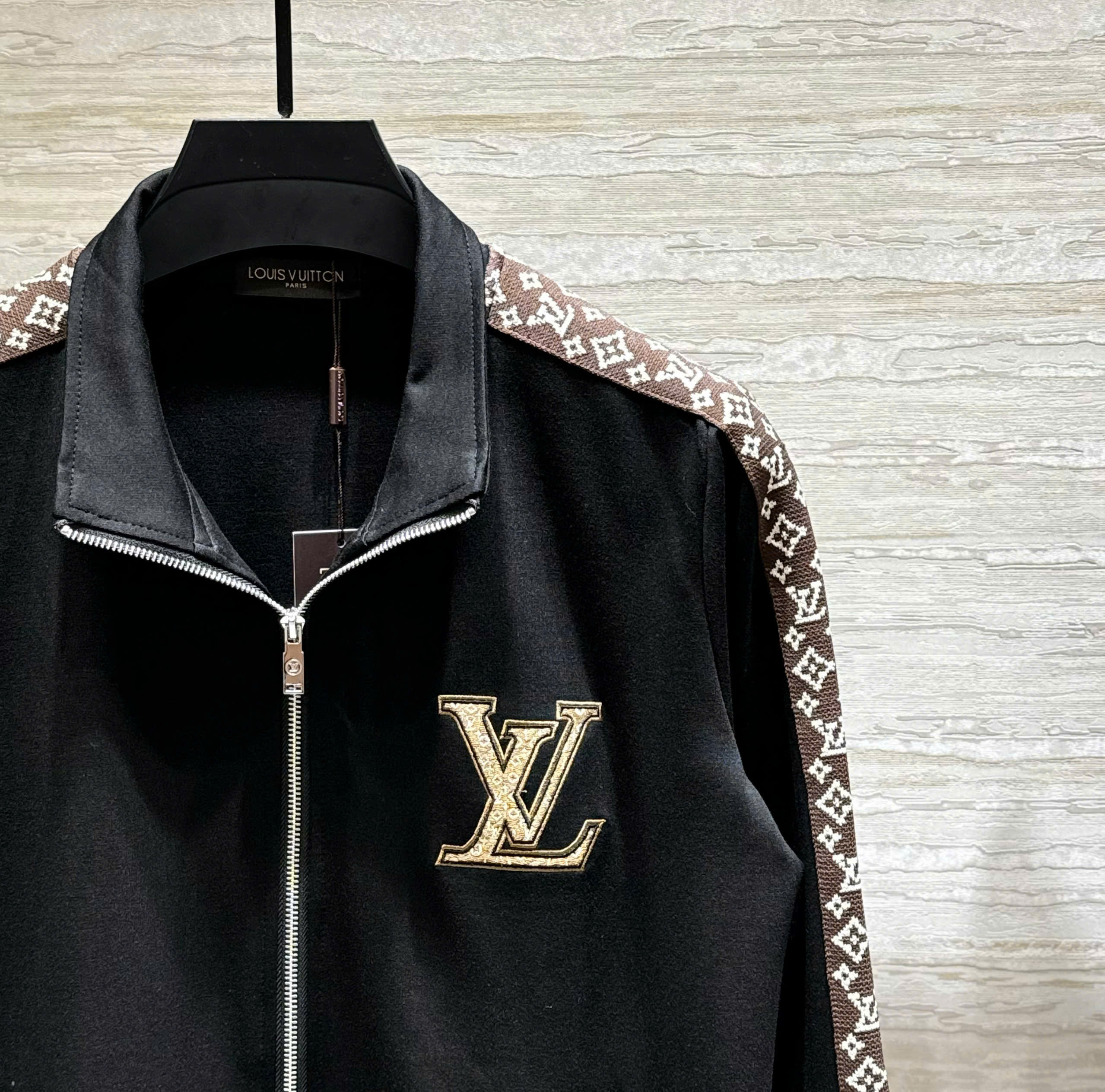 Set bộ nỉ Louis Vuitton LV Đen check viền monogram logo thêu ngực Like Auth M-XXL DDT