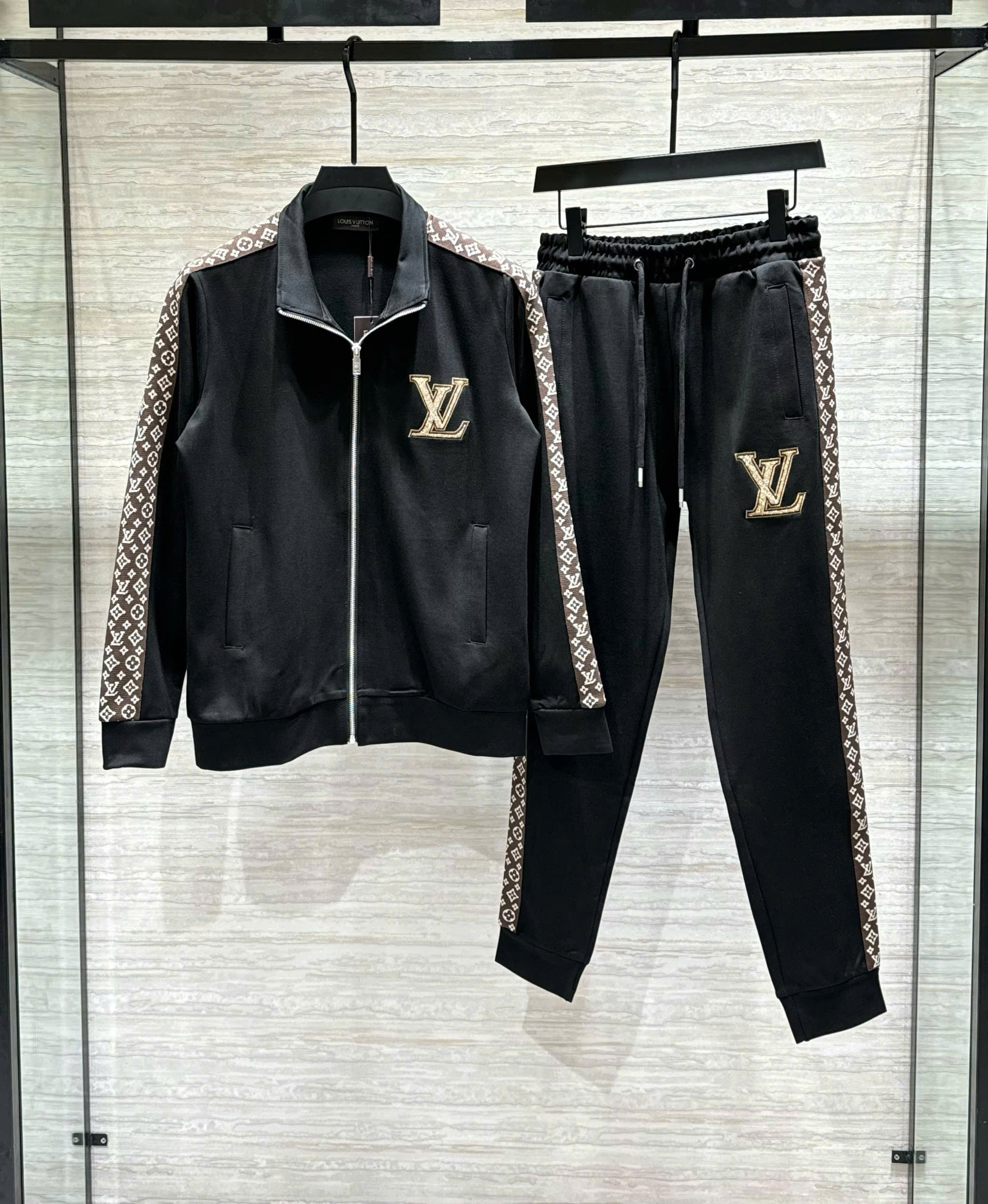 Set bộ nỉ Louis Vuitton LV Đen check viền monogram logo thêu ngực Like Auth M-XXL DDT