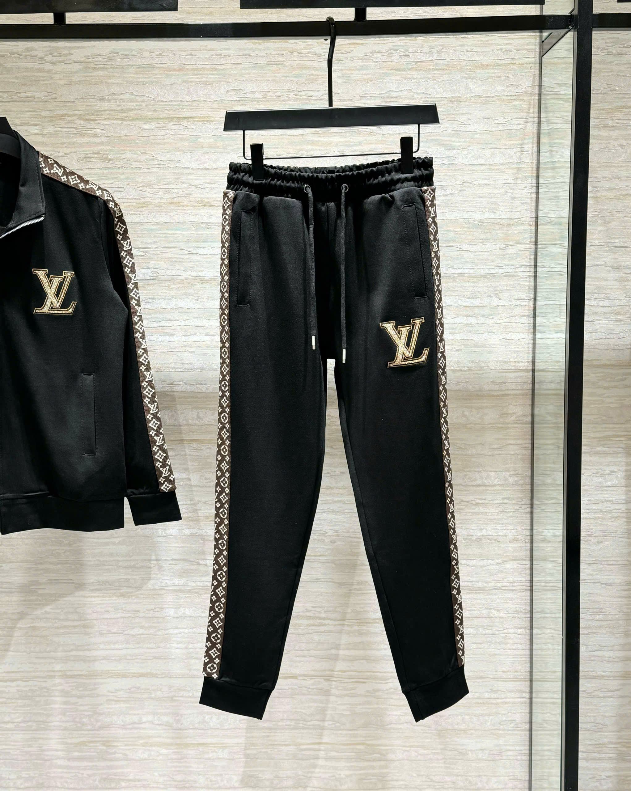 Set bộ nỉ Louis Vuitton LV Đen check viền monogram logo thêu ngực Like Auth M-XXL DDT