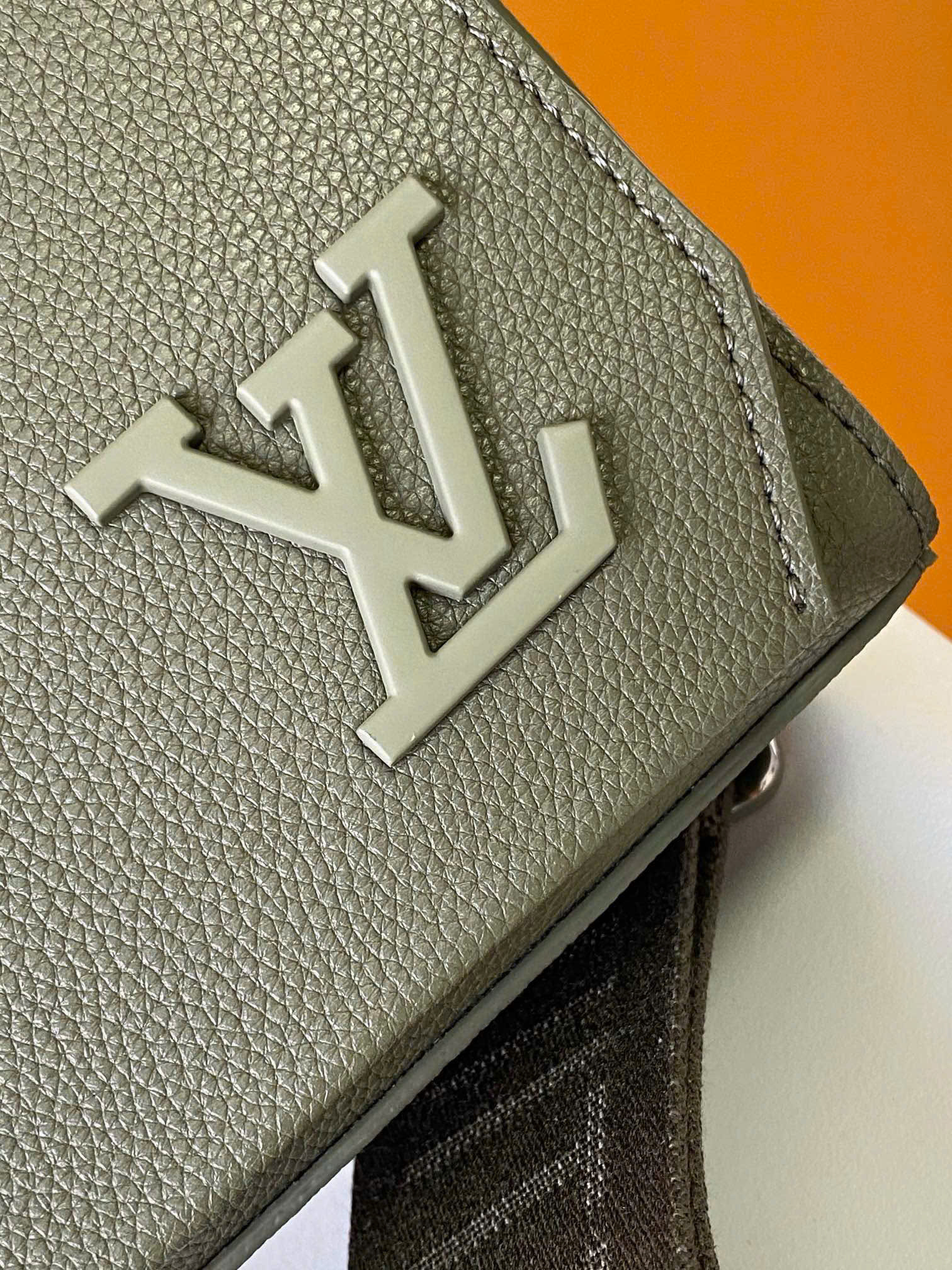 Túi đeo chéo Louis Vuitton LV Bag Takeoff Messenger PM 1-1 on web 22x17x7 PLD