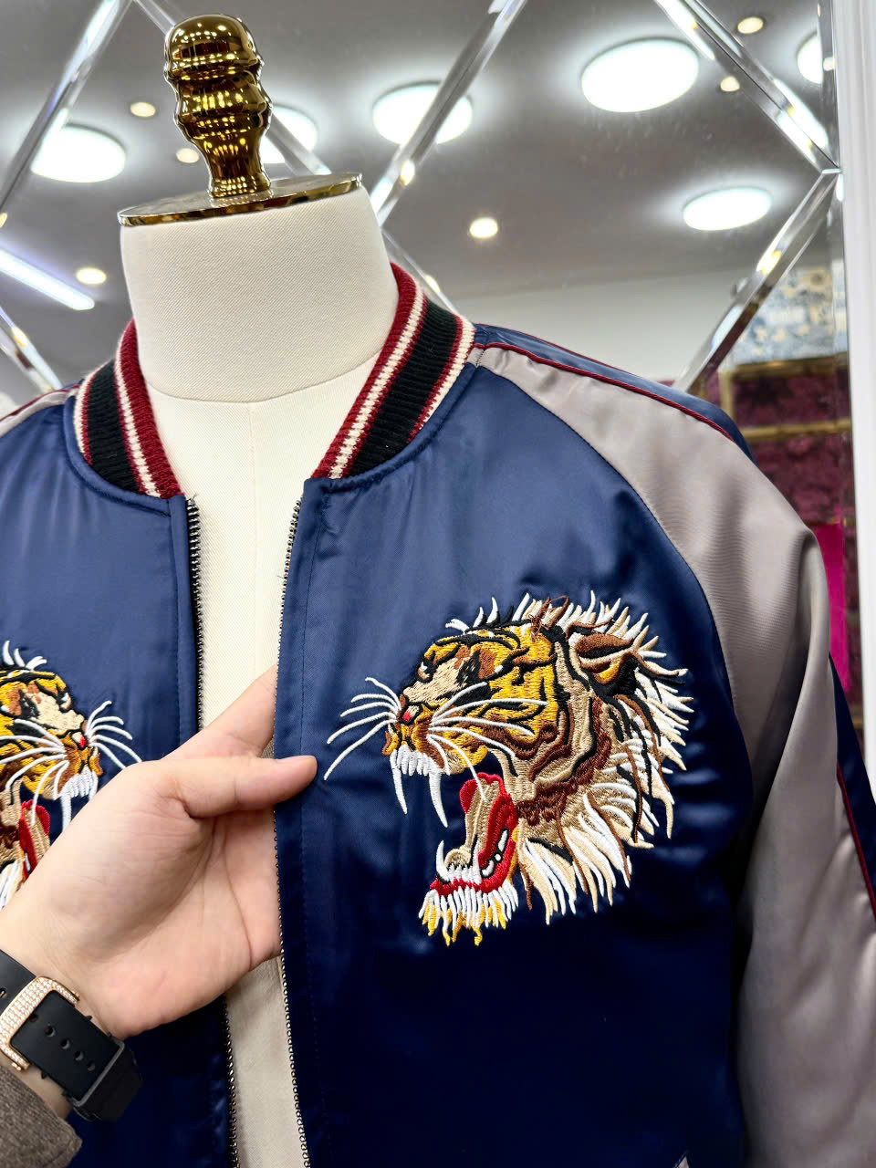 Áo khoác Gucci GC Xanh than phối tay Xám họa tiết thêu song hổ Like Auth 44-50 LK