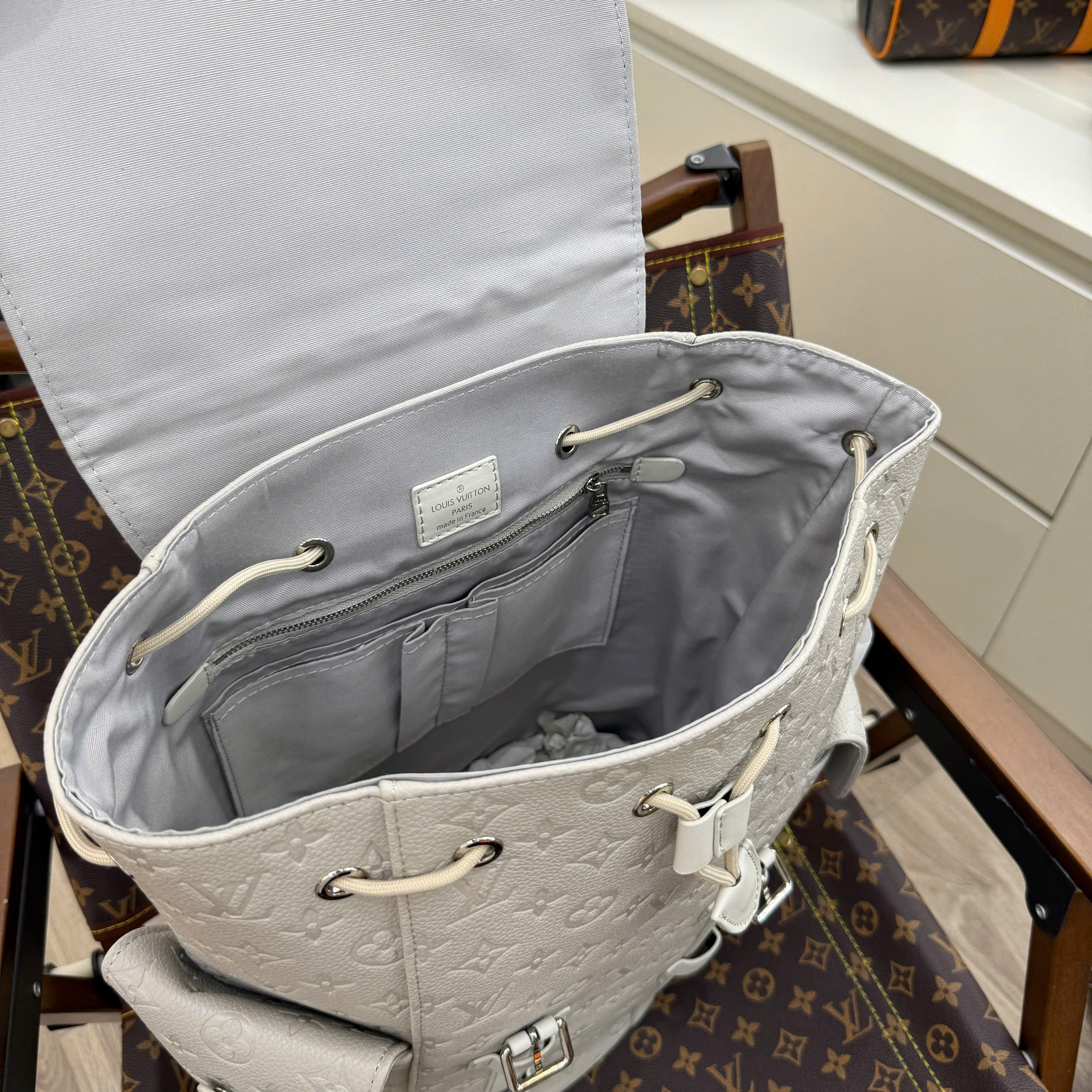 Balo Louis Vuitton LV Backpack Christopher MM monogram vân khắc chìm Like Auth 38x44x13 PLD