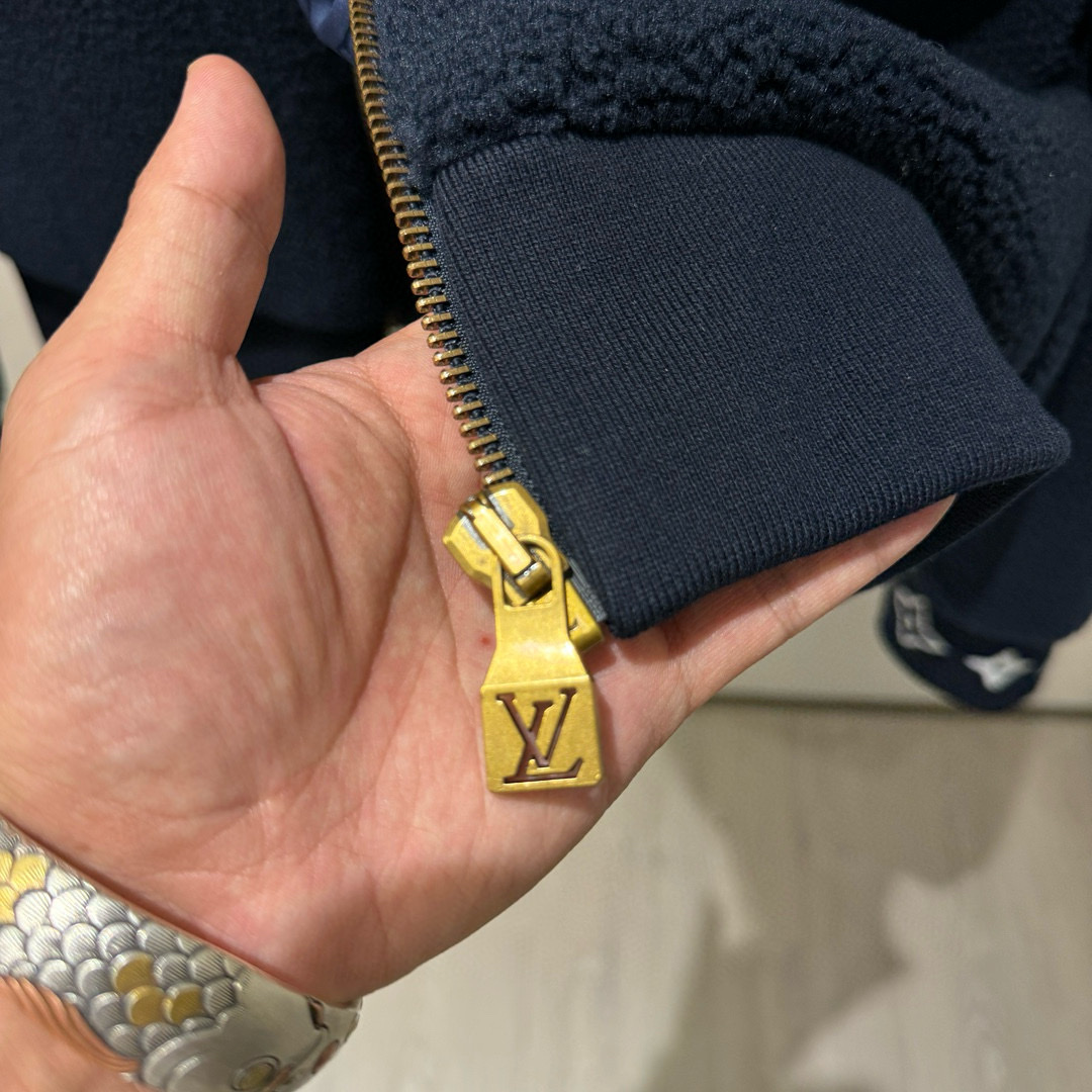 Áo khoác lông cừu Louis Vuitton LV Xanh Than tag da ngực khóa vàng 1-1 on web S-L VTN