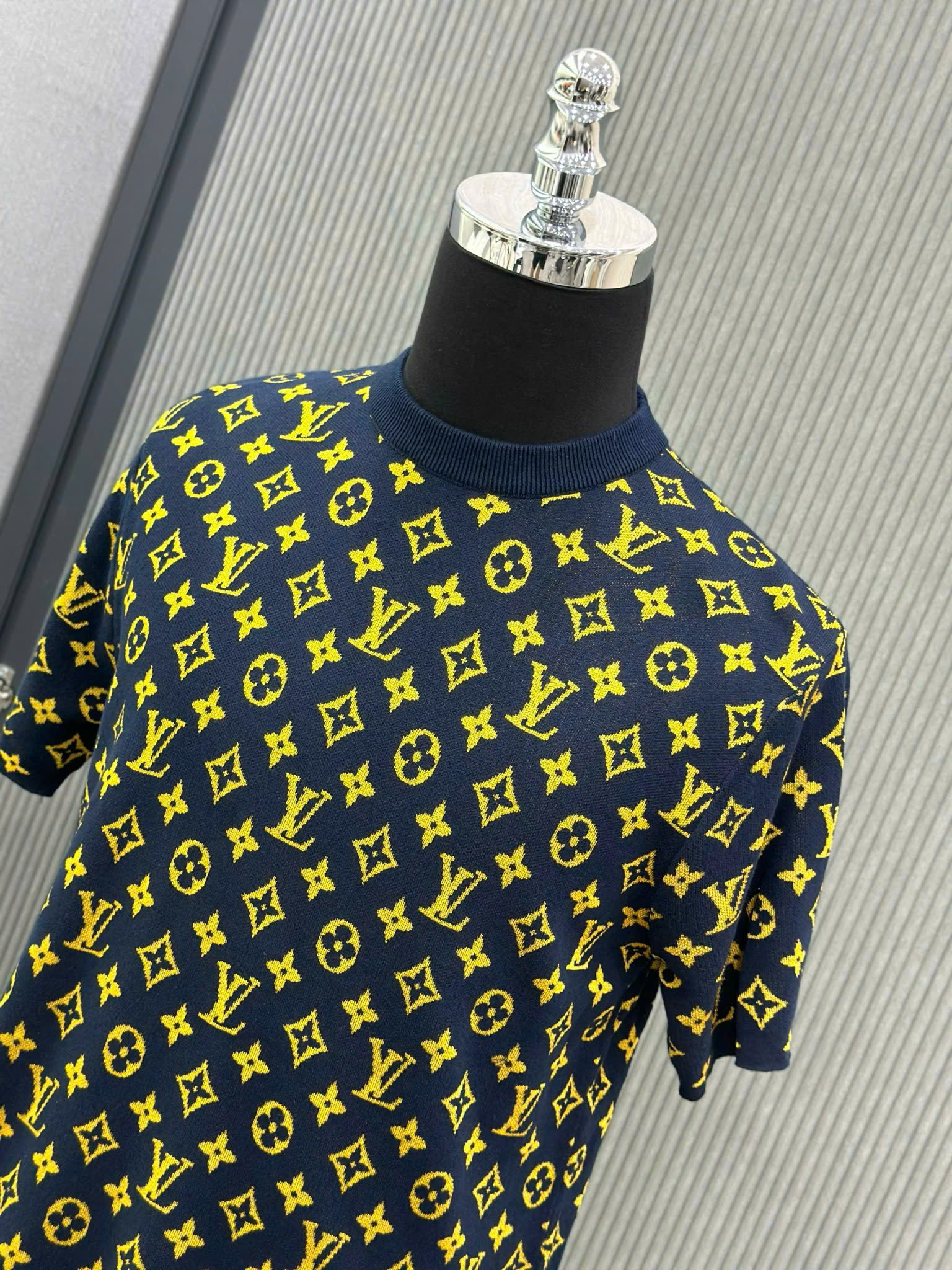 Áo phông T shirt Louis Vuitton LV 1030 Xanh than monogram logo vàng full Like Auth XS-M VTN
