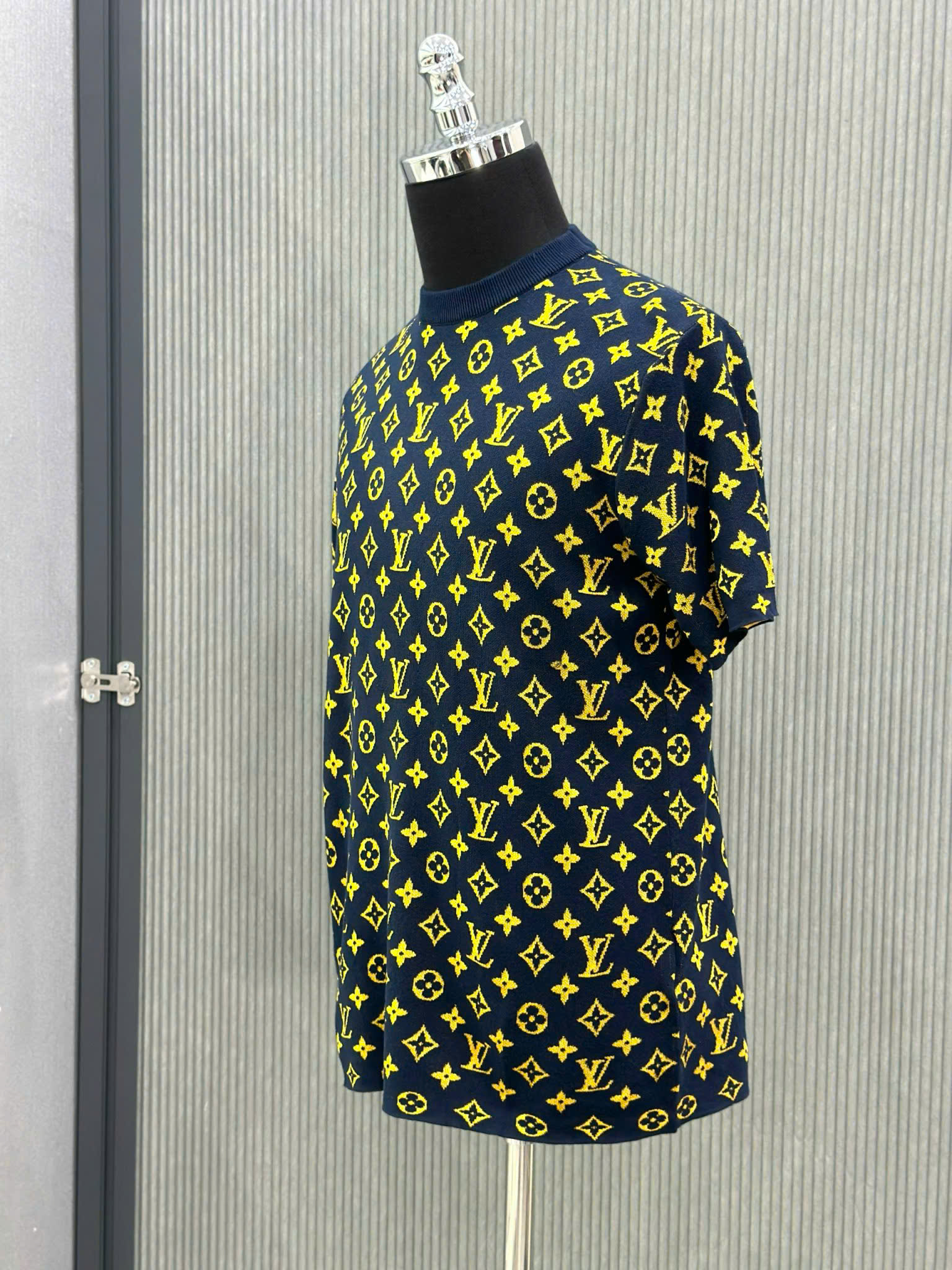 Áo phông T shirt Louis Vuitton LV 1030 Xanh than monogram logo vàng full Like Auth XS-M VTN