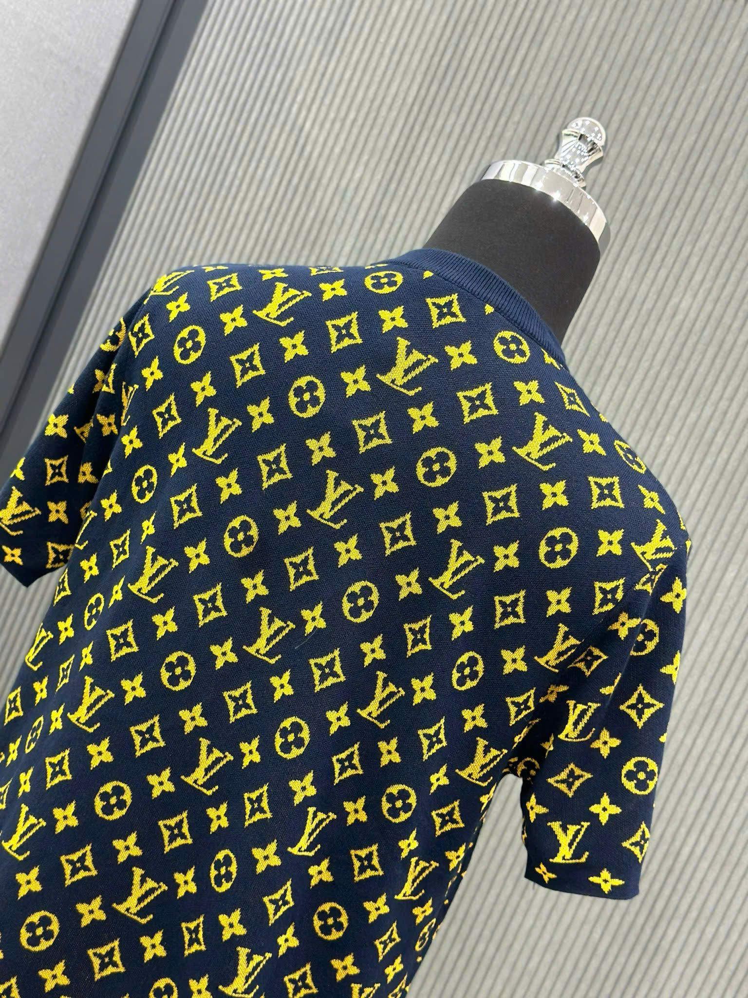 Áo phông T shirt Louis Vuitton LV 1030 Xanh than monogram logo vàng full Like Auth XS-M VTN
