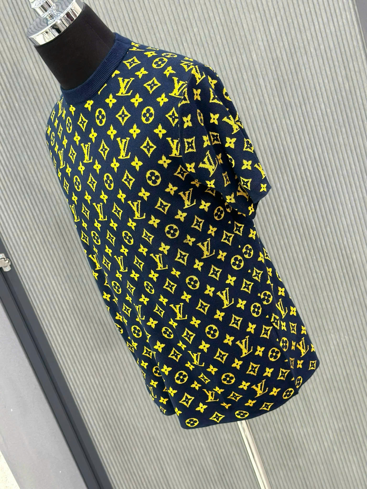 Áo phông T shirt Louis Vuitton LV 1030 Xanh than monogram logo vàng full Like Auth XS-M VTN