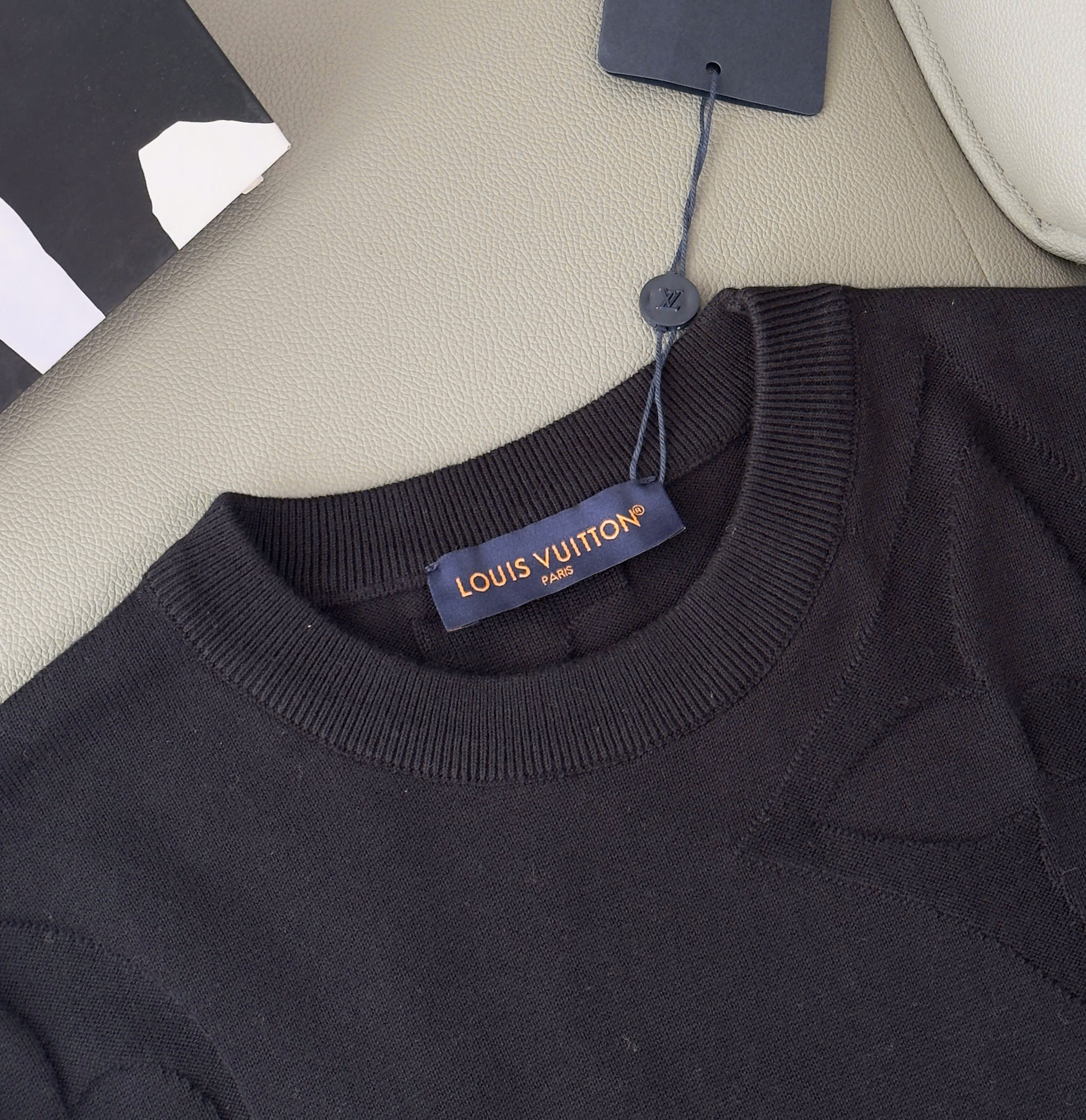 Áo phông T shirt Louis Vuitton LV Đen họa tiết Monogram to dập nổi Like Auth XS-M DDT