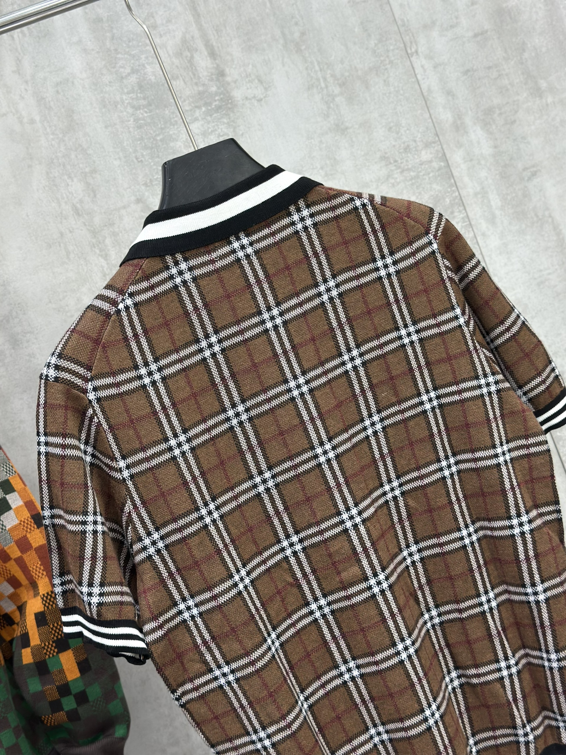 Áo polo Burberry BBR Nâu kẻ viền Đen Trắng Like Auth XS-M VTN