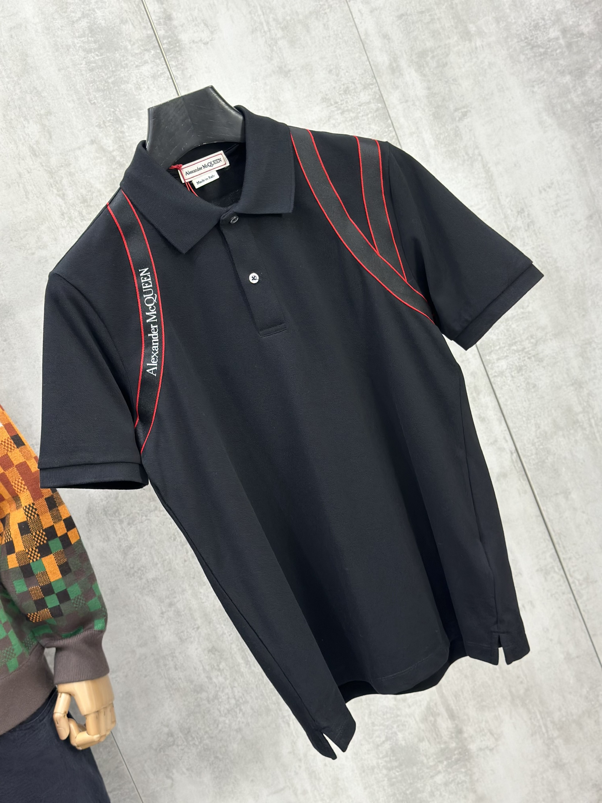 Áo polo Mcqueen MCQ Đen phối vạt vai đỏ Like Auth S-XL VTN