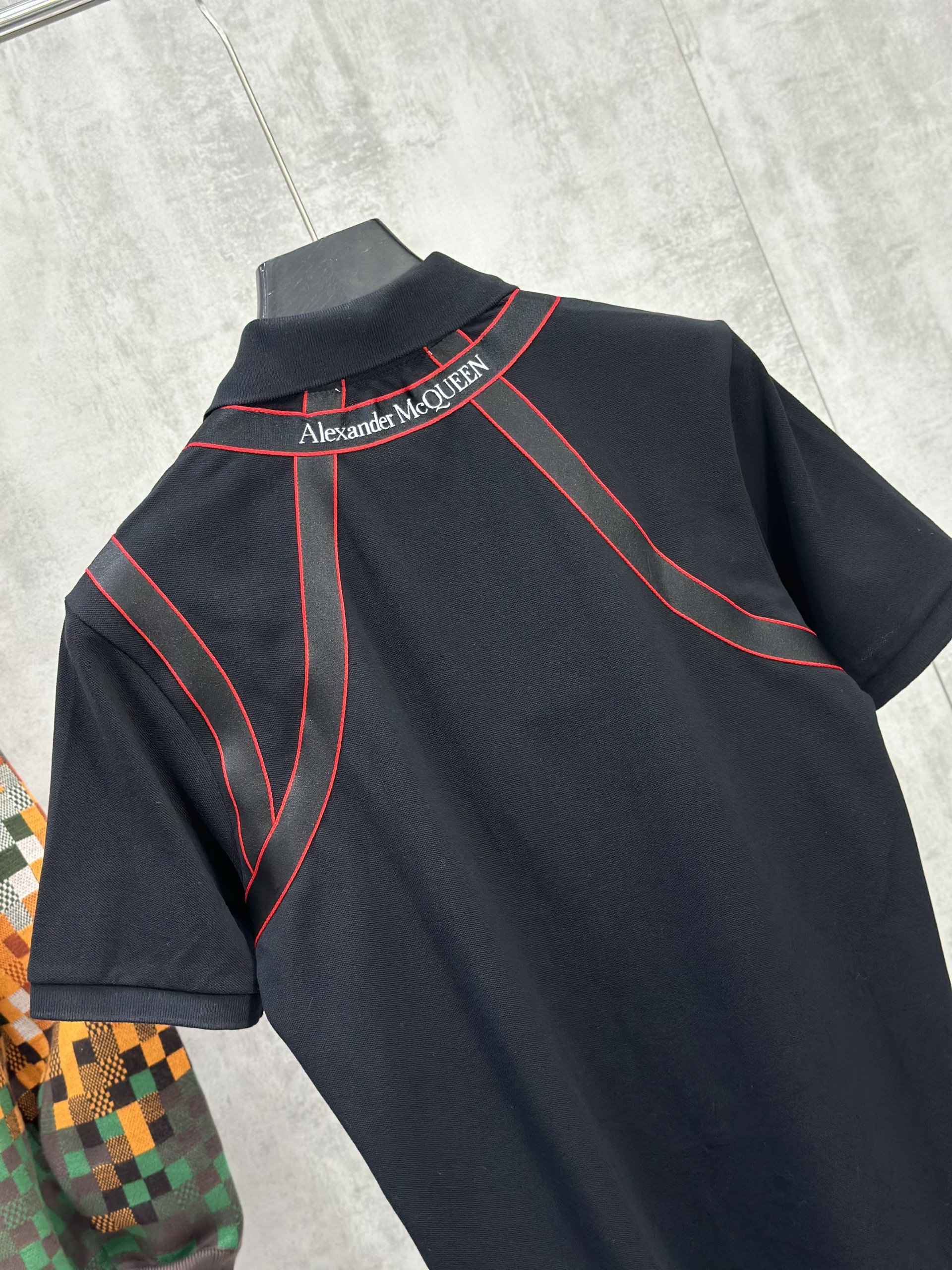 Áo polo Mcqueen MCQ Đen phối vạt vai đỏ Like Auth S-XL VTN