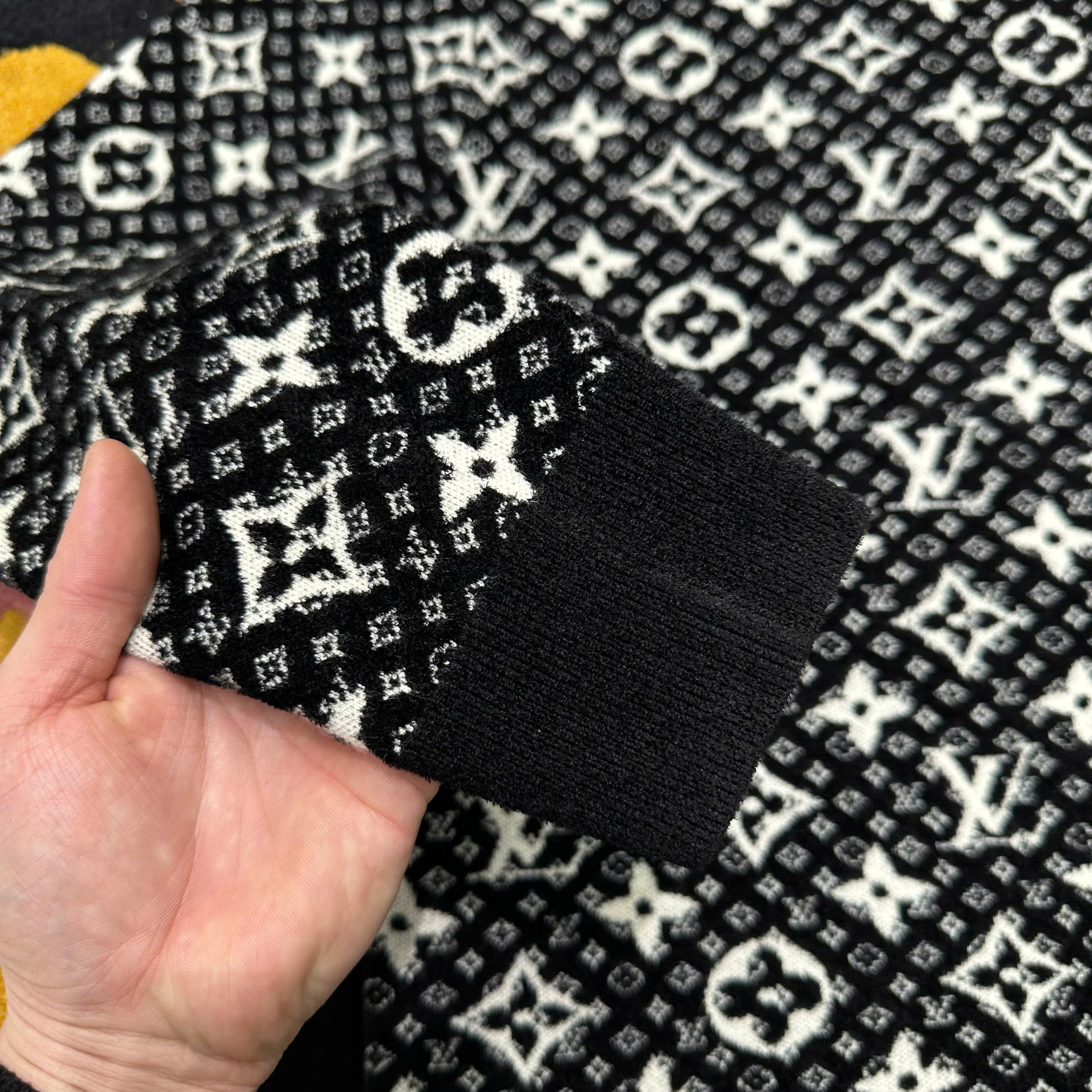 Áo sweater len Louis Vuitton LV Đen họa tiết monogram Trắng full Like Auth 48-52 MK
