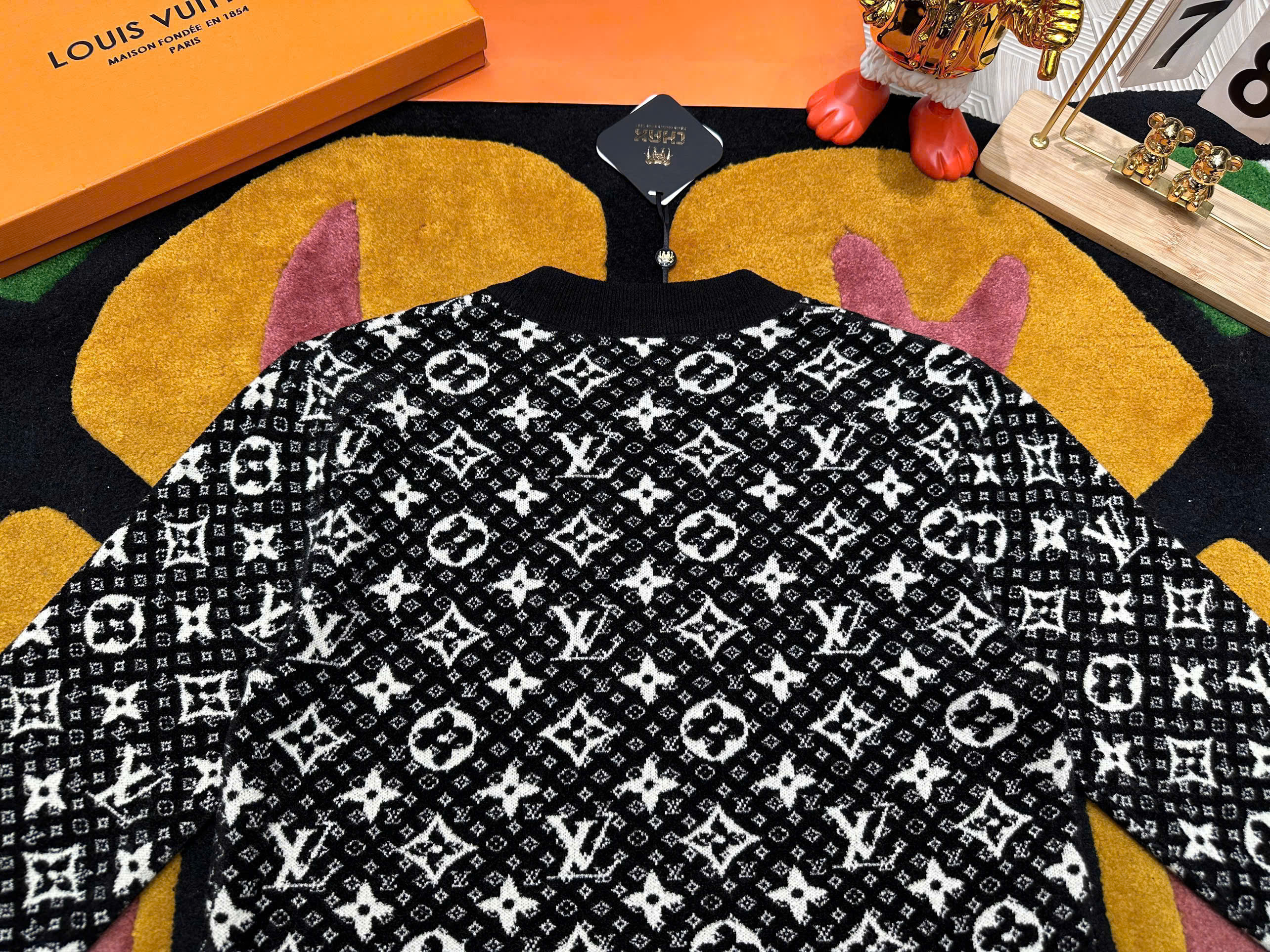 Áo sweater len Louis Vuitton LV Đen họa tiết monogram Trắng full Like Auth 48-52 MK