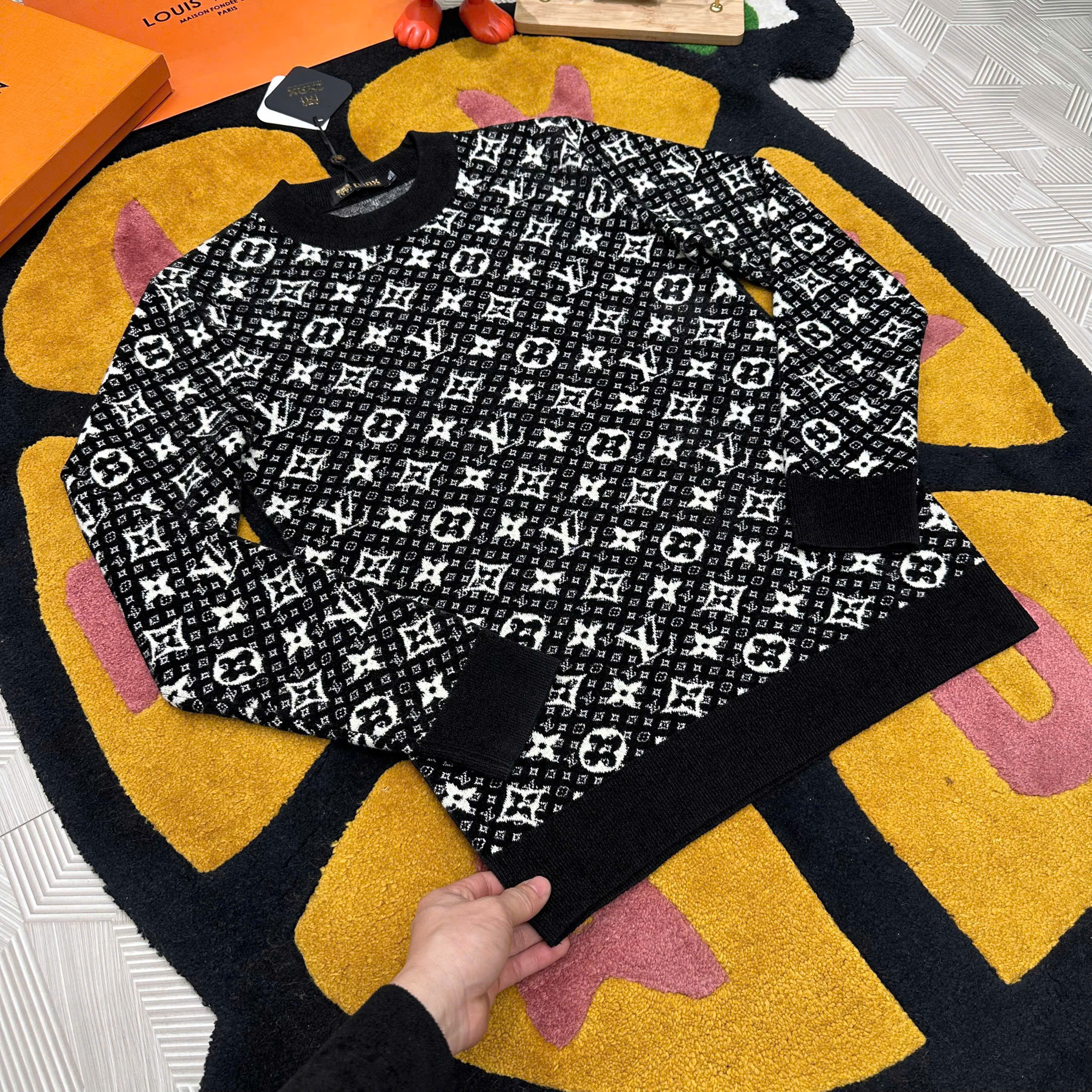 Áo sweater len Louis Vuitton LV Đen họa tiết monogram Trắng full Like Auth 48-52 MK