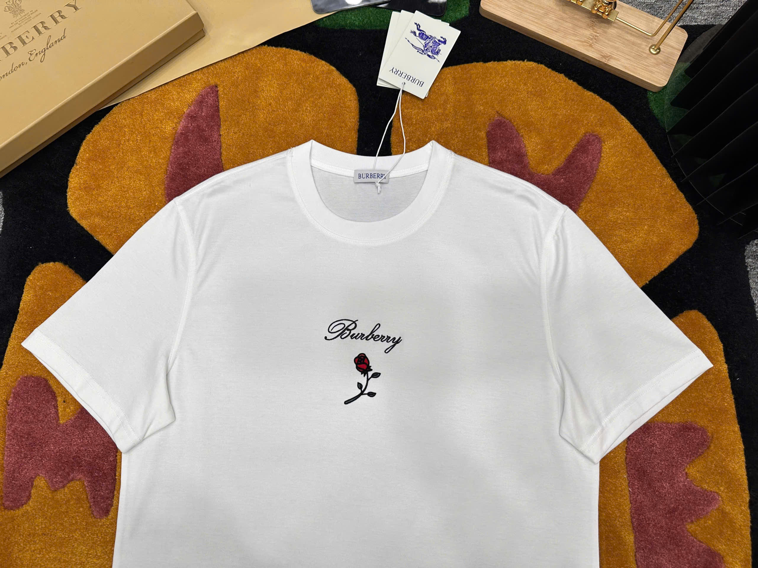 Áo phông T-shirt Burberry BBR logo chữ hoa hồng thêu ngực Like Auth on web MK