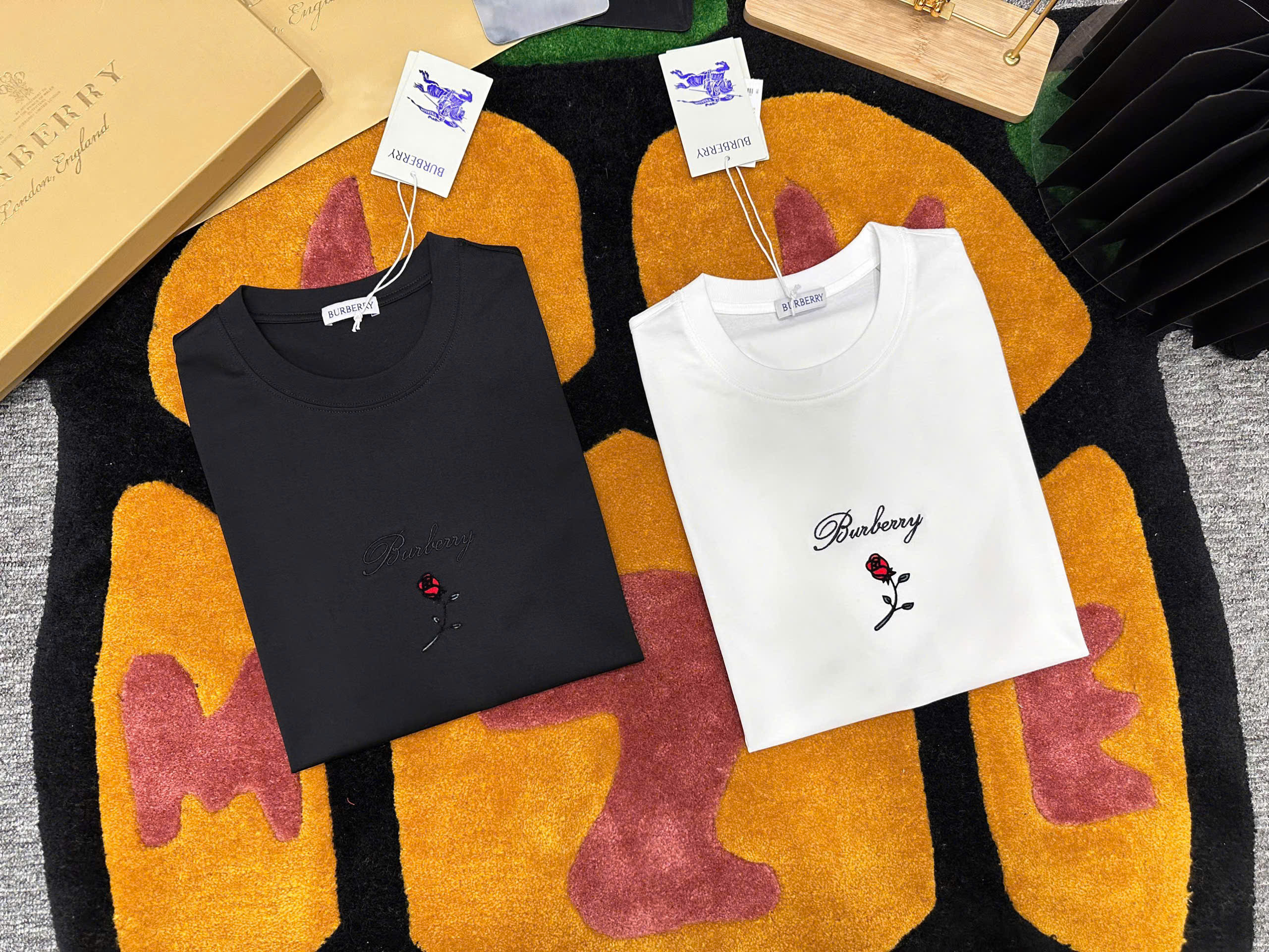 Áo phông T-shirt Burberry BBR logo chữ hoa hồng thêu ngực Like Auth on web MK