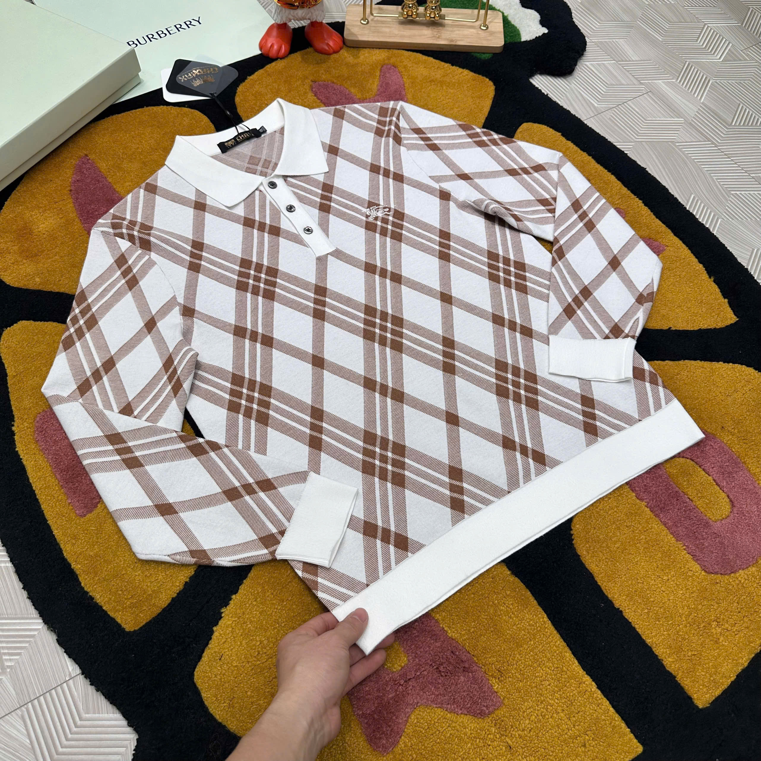 Áo polo len dài tay Burberry BBR  Trắng kẻ sọc chéo Like Auth 48-52 MK
