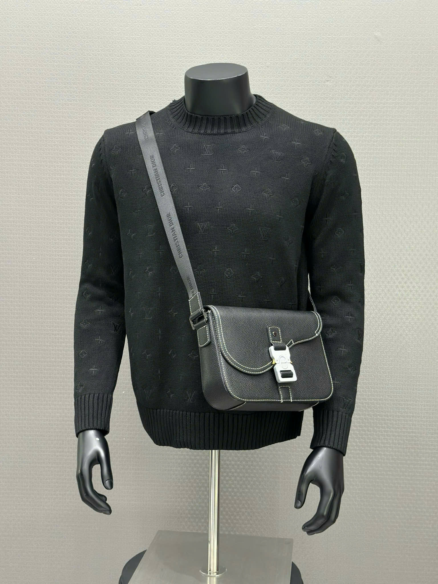 Áo sweater len Louis Vuitton LV 1387 Đen logo thêu monogram full Like Auth 46-52 VTN